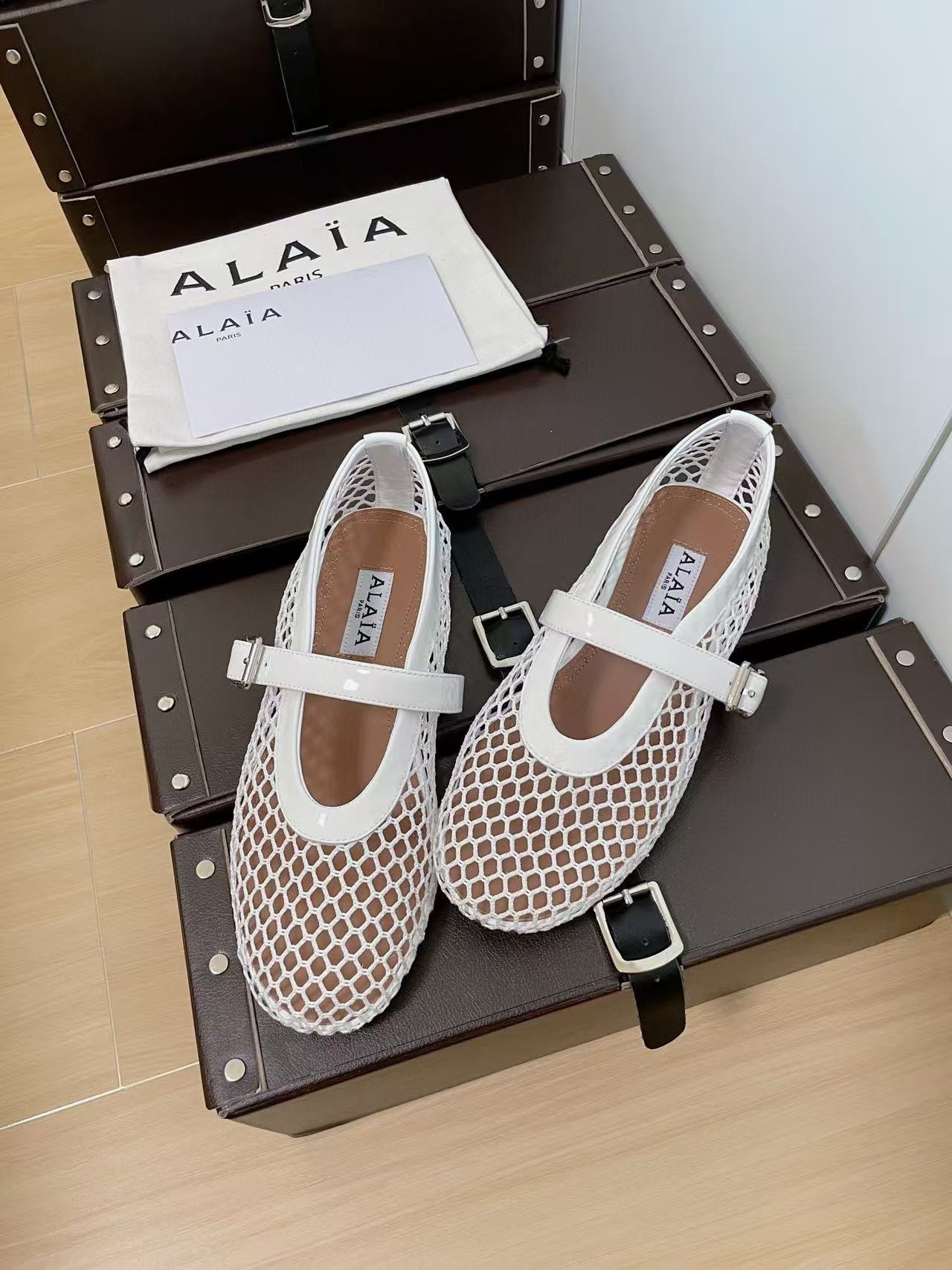 UA ALAÏA BALLET FLATS IN FISHNET