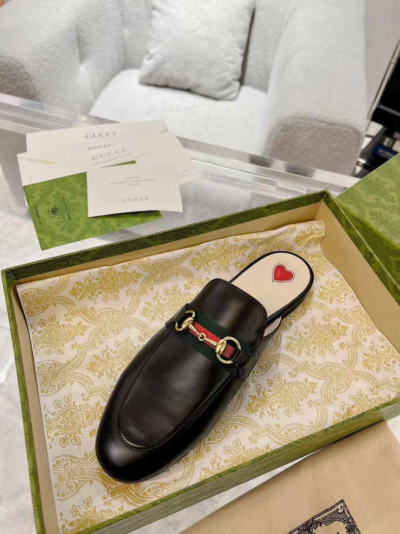 ua G*u*i princetown slipper