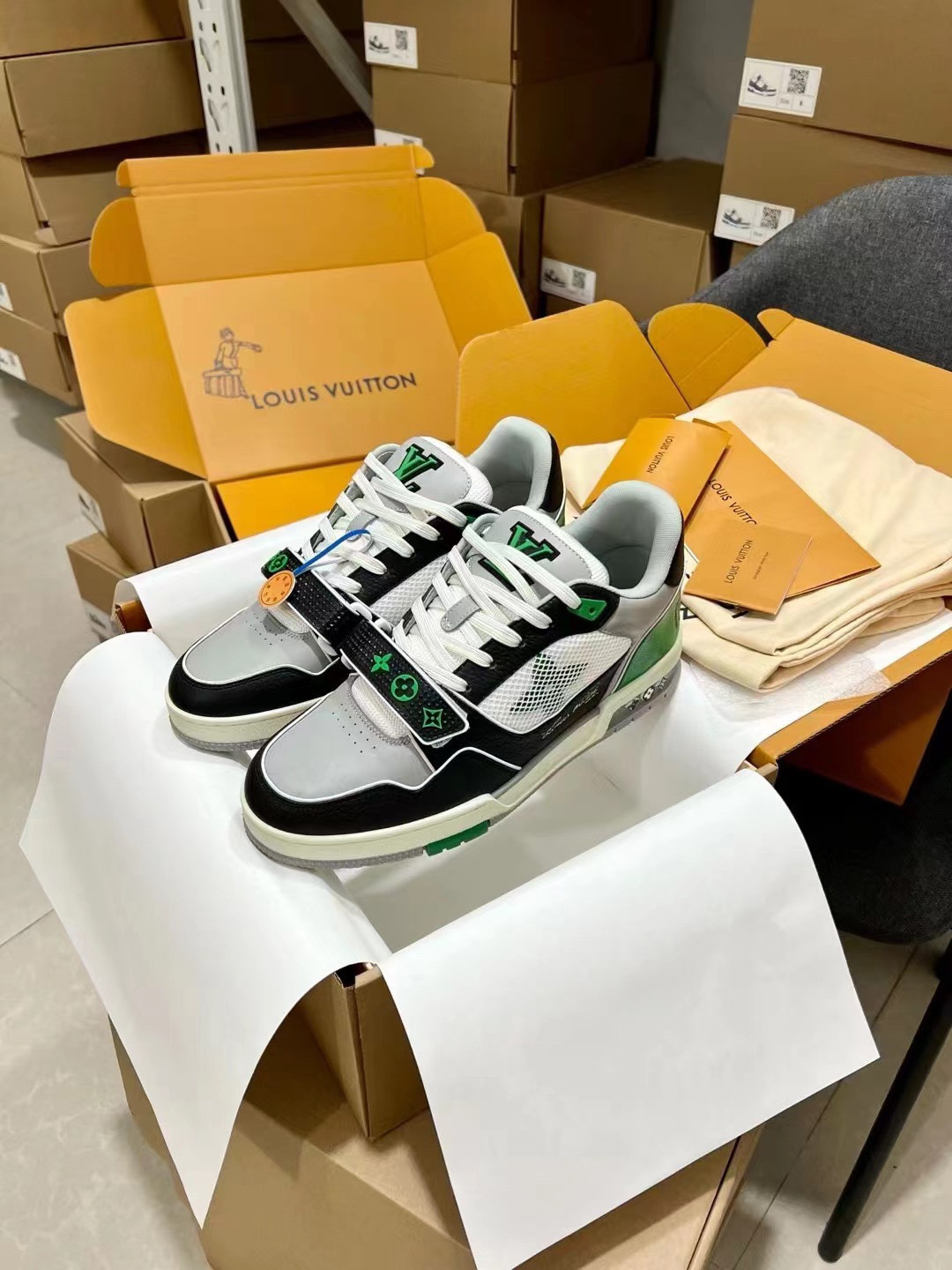 ua l0*is V*t0n lv trainer monogram strap black white green