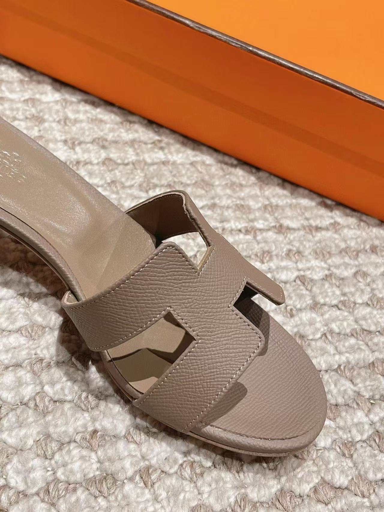 UA Hermès Oasis sandal