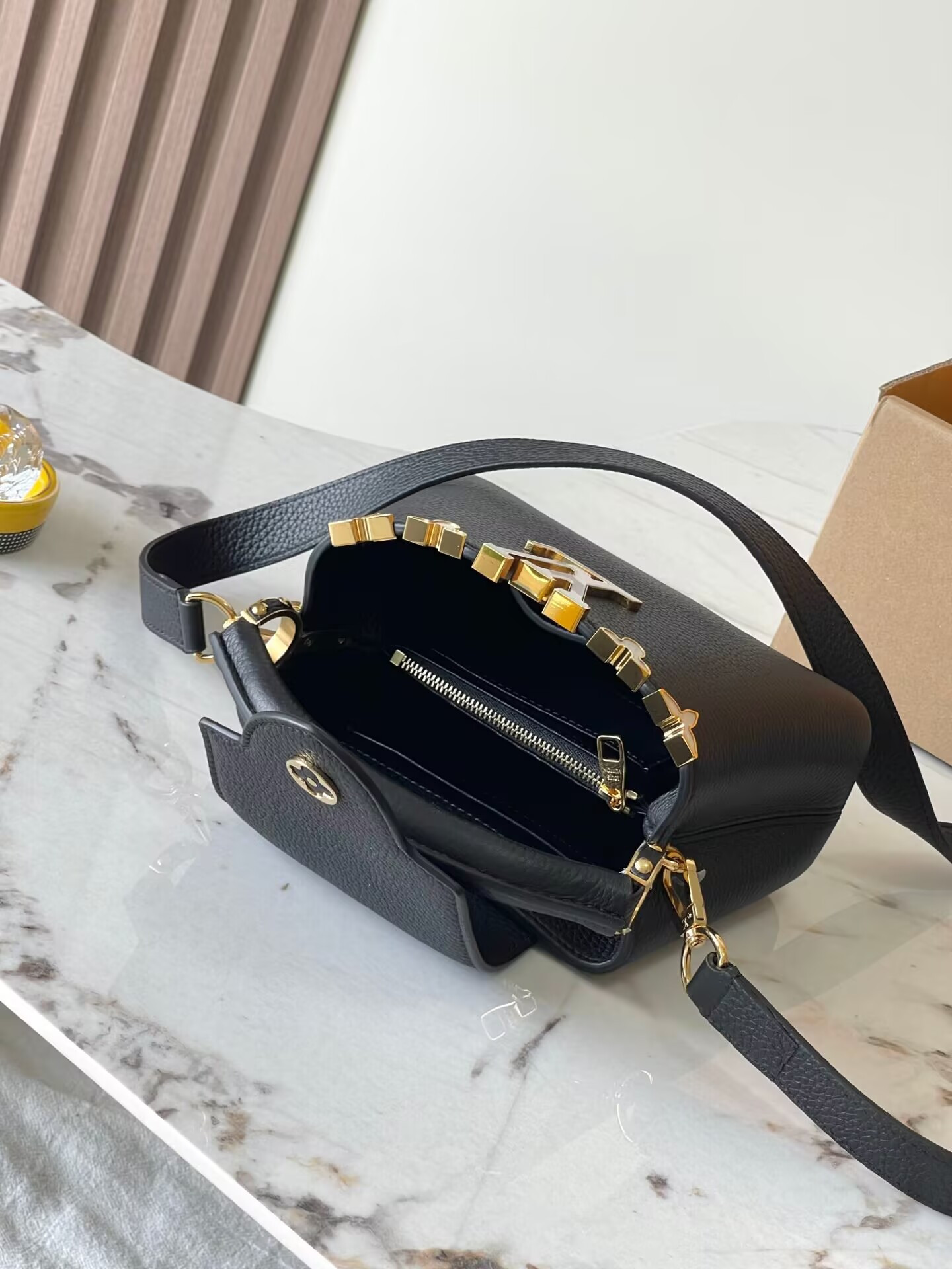 LV Capucines Mini M11342 21x14x8cm