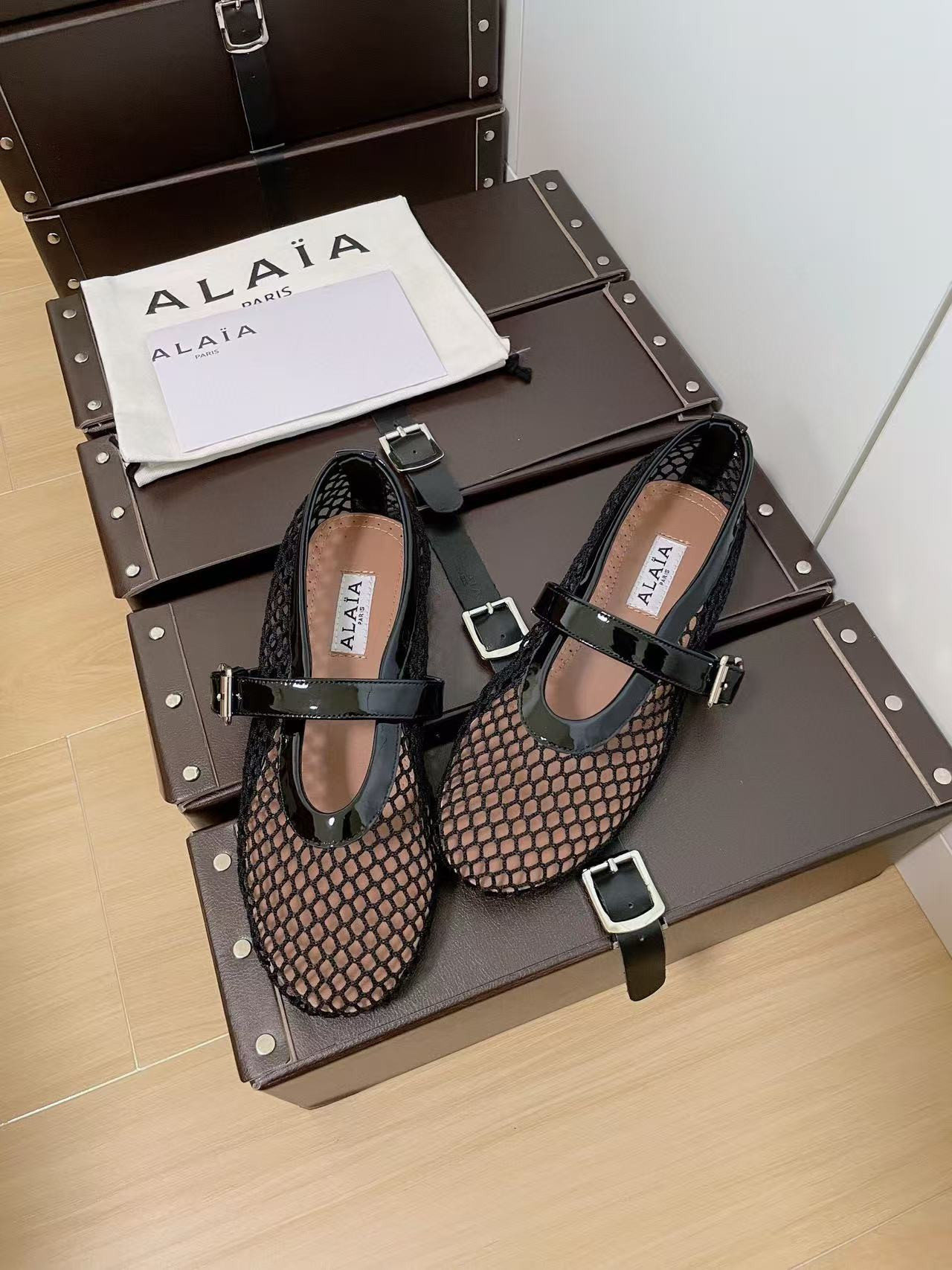 UA ALAÏA BALLET FLATS IN FISHNET