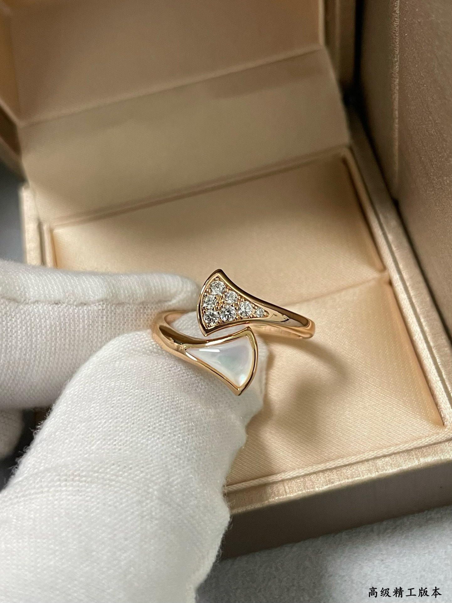 B*l*ai white mother-of-pearl scalloped skirt ring