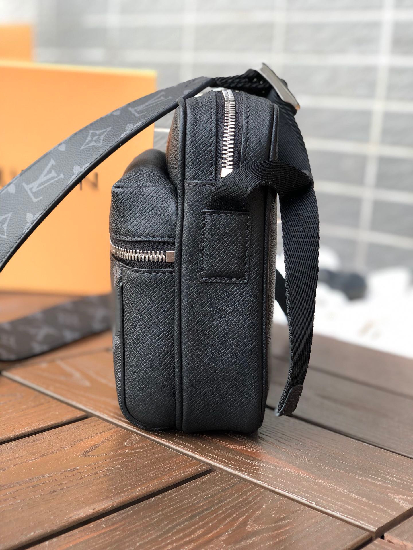 LV OUTDOOR MESSENGER M30233