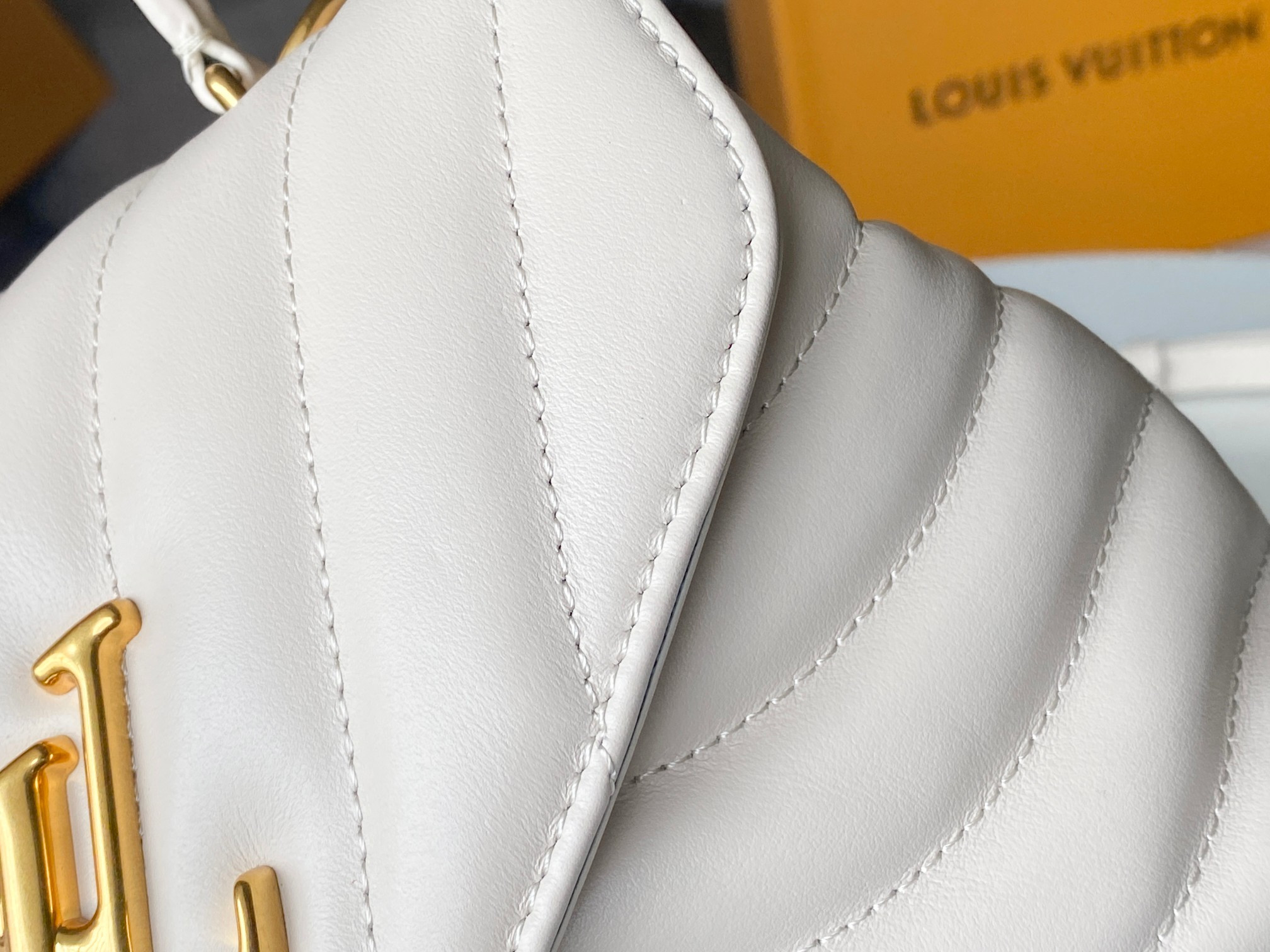 LV Hold Me M21797 23x15x10cm