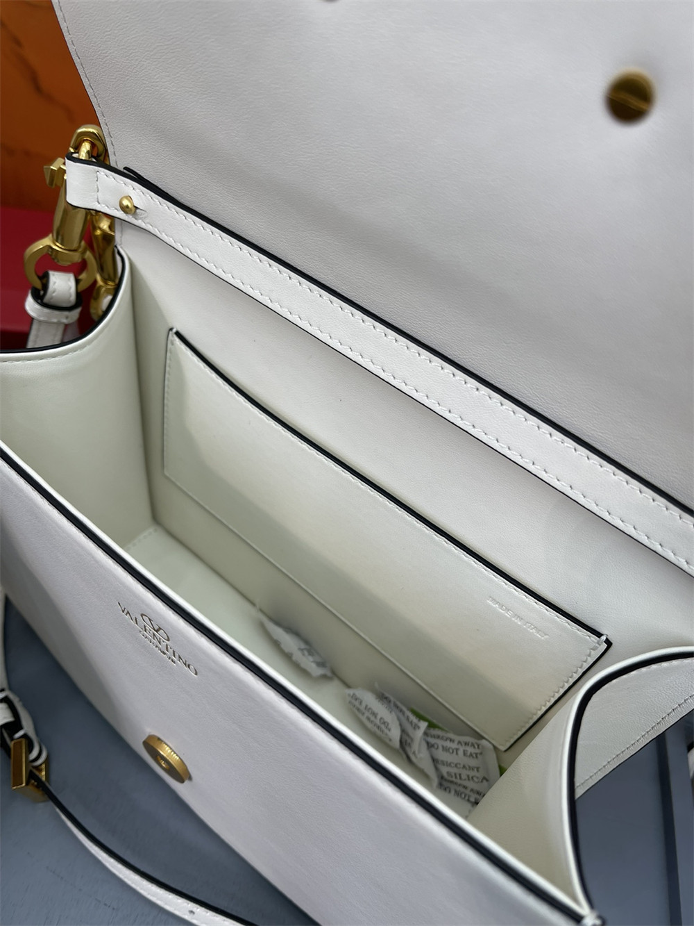 VALENTINO GARAVANI LOCÒ CALFSKIN SHOULDER Small BAG 22 x 16  x 7 cm