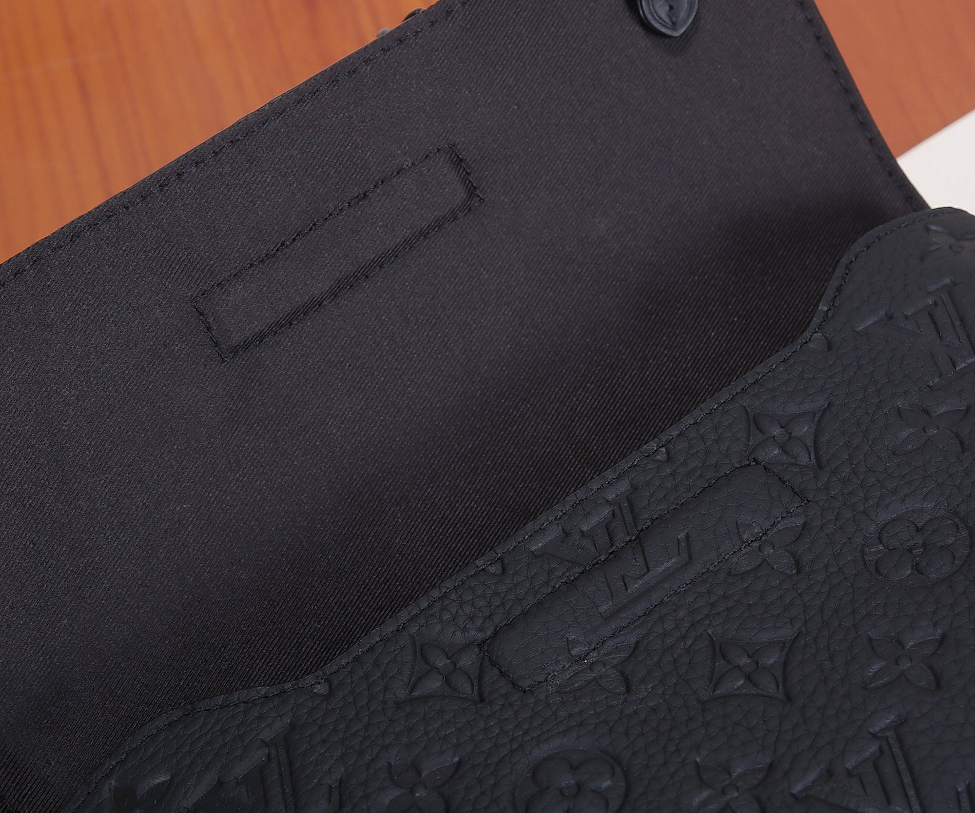 LV M23742 Steamer Messenger 24 x 17 x 5 CM