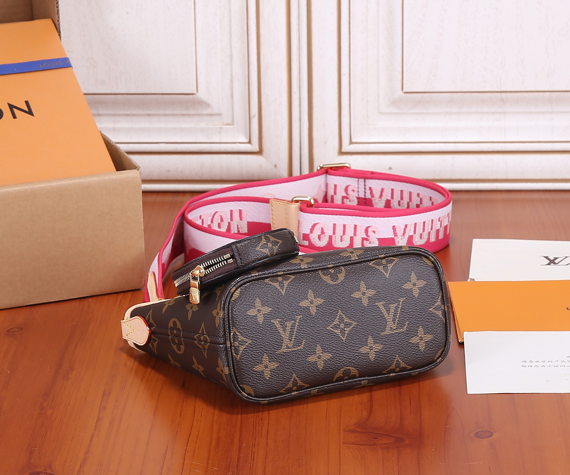 LV M46786 Neverfull BB 24 x 14 x 9 cm