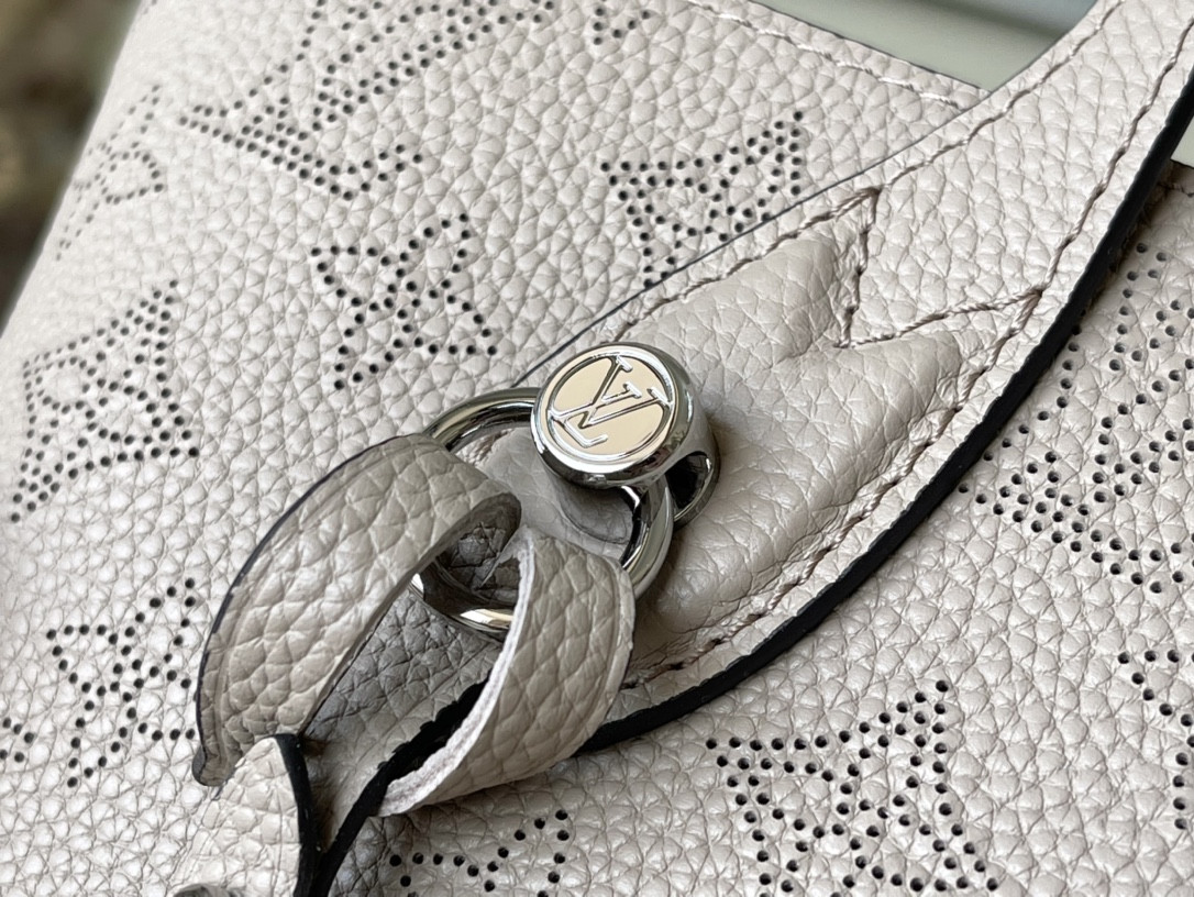 LV Blossom M21849 20.0 x 20.0 x 12.5 CM