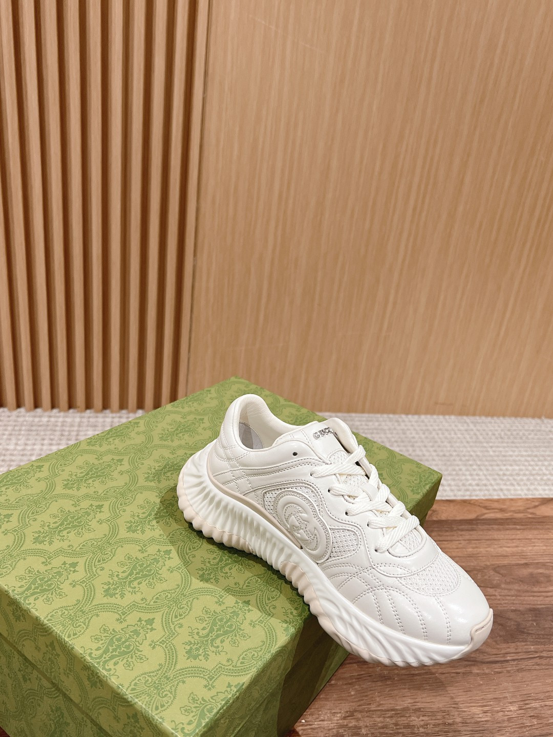 ua G*u*i ripple sneaker