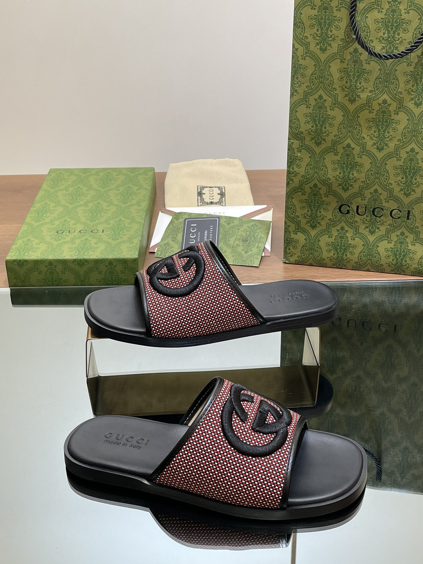 ua G*u*i interlocking g slide sandal