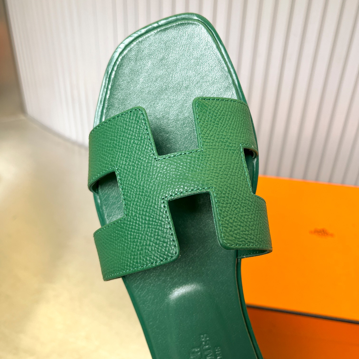 UA Hermès Oran sandal