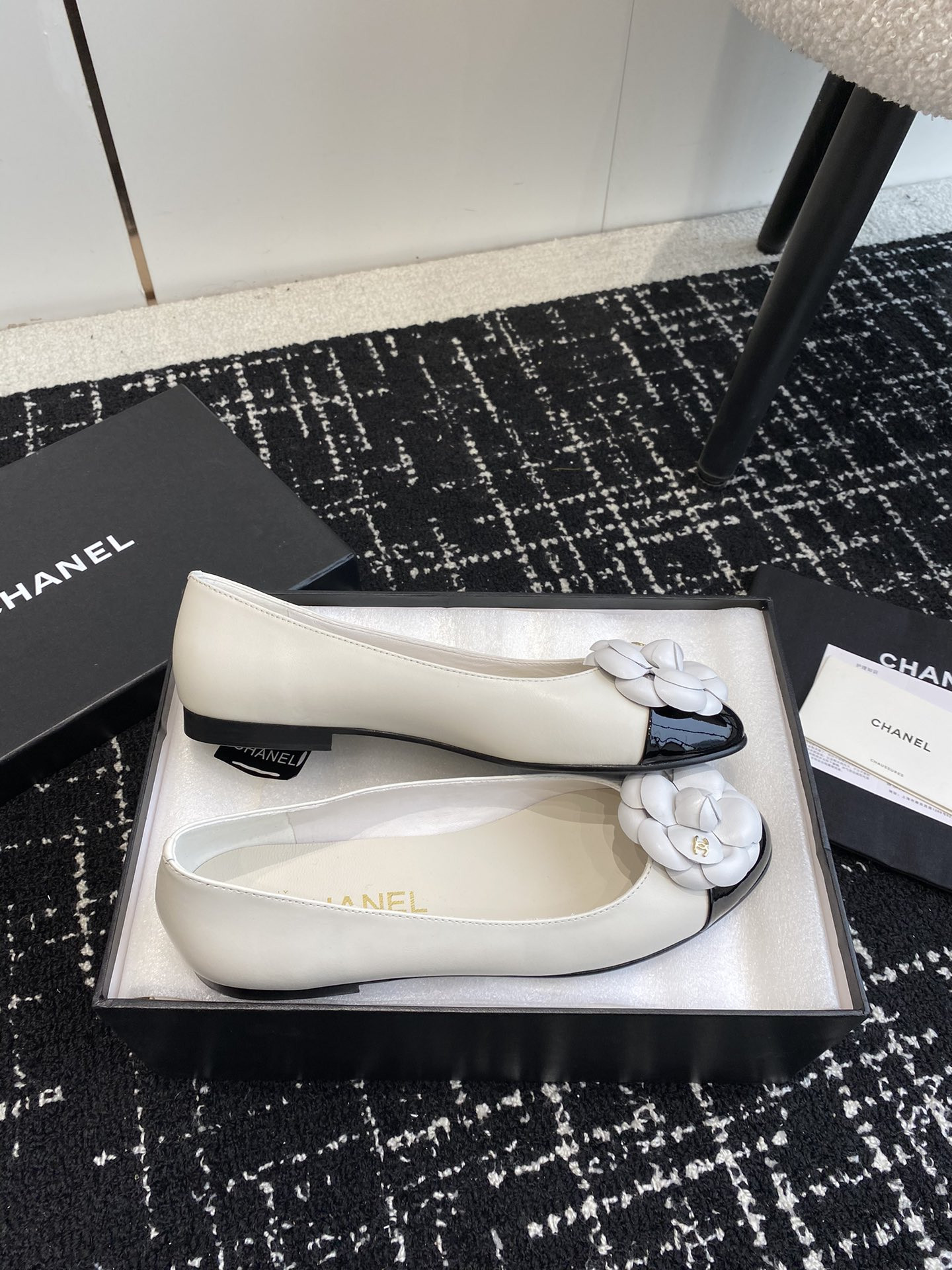 ua Ch*el ballet flats