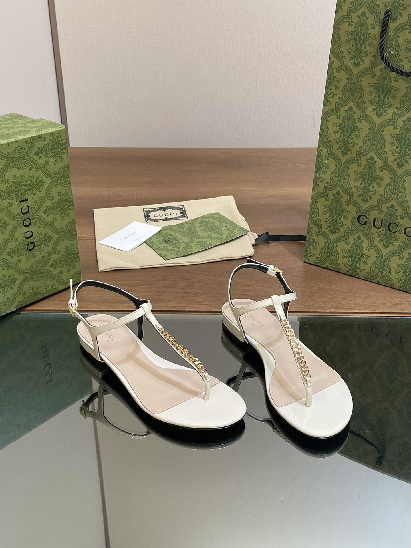 ua G*u*i signoria thong sandal