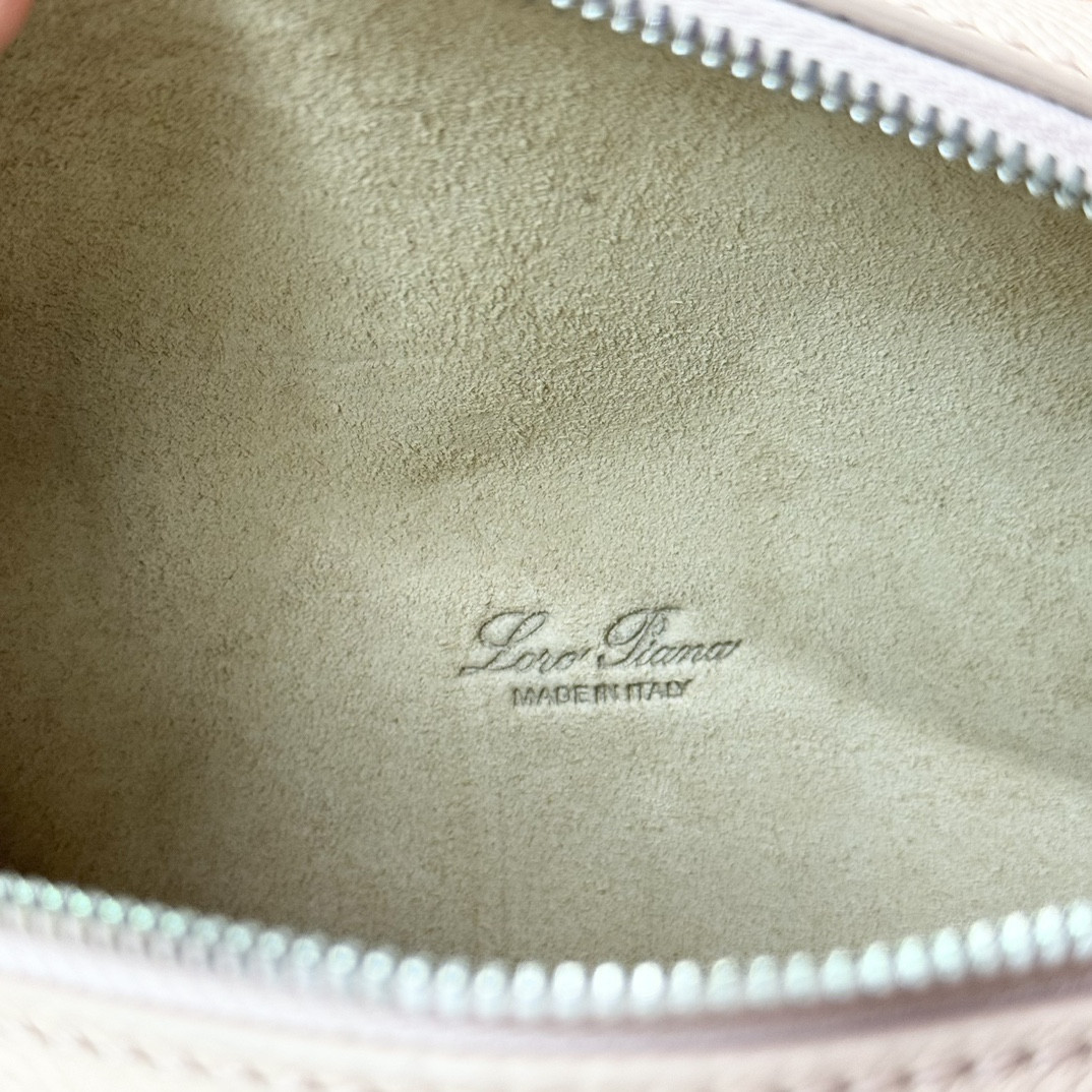 L**o p*ana extra pocket l19 grained calfskin 11 x 19 x 6.5 cm