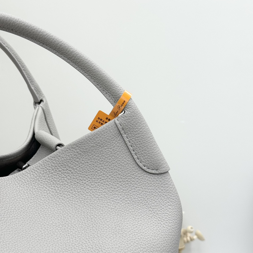 L**o p*ana large bale bag grained calfskin 24 x 20 x 27 cm