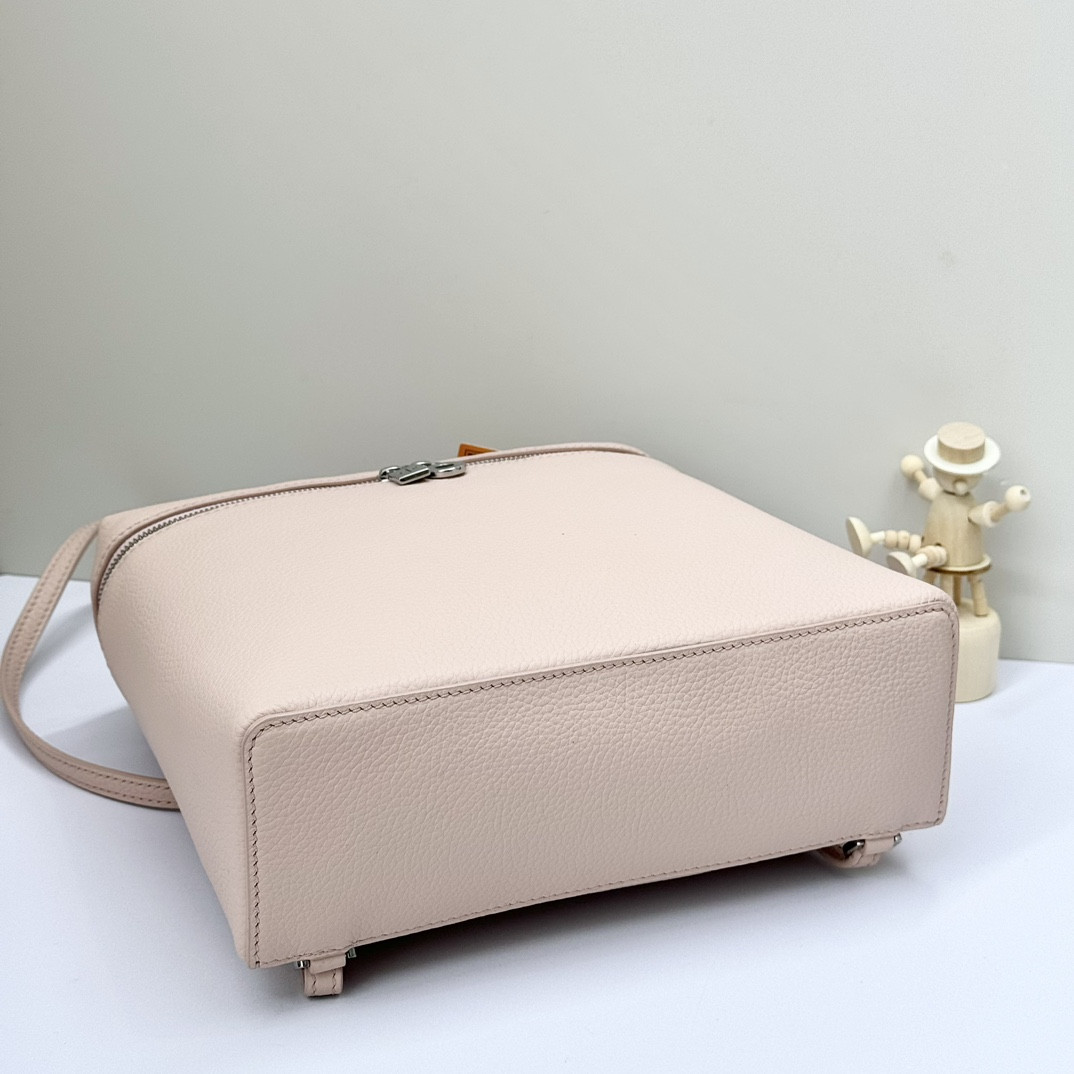 L**o p*ana extra pocket backpack l23.5 grained calfskin 23 x 21 x 8 cm