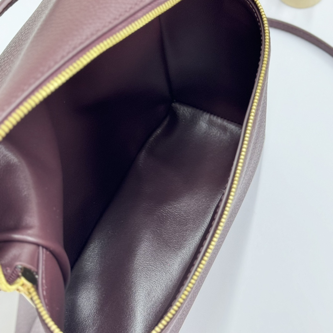 L**o p*ana extra pocket backpack l23.5 grained calfskin 23 x 21 x 8 cm