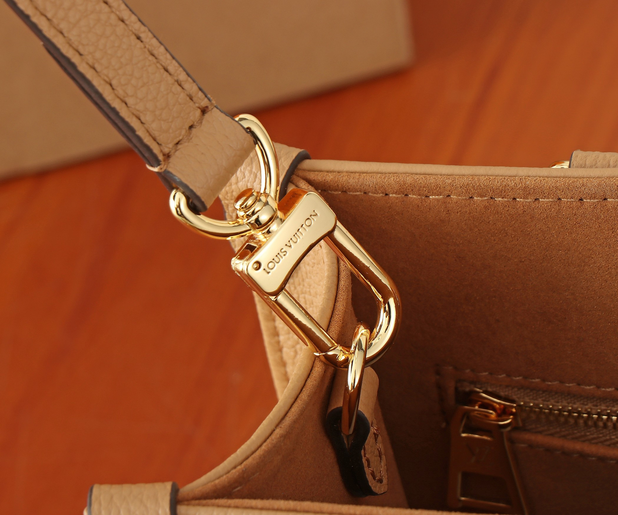 LV OnTheGo PM M12513 24.9 x 19.1 x 11.4 cm