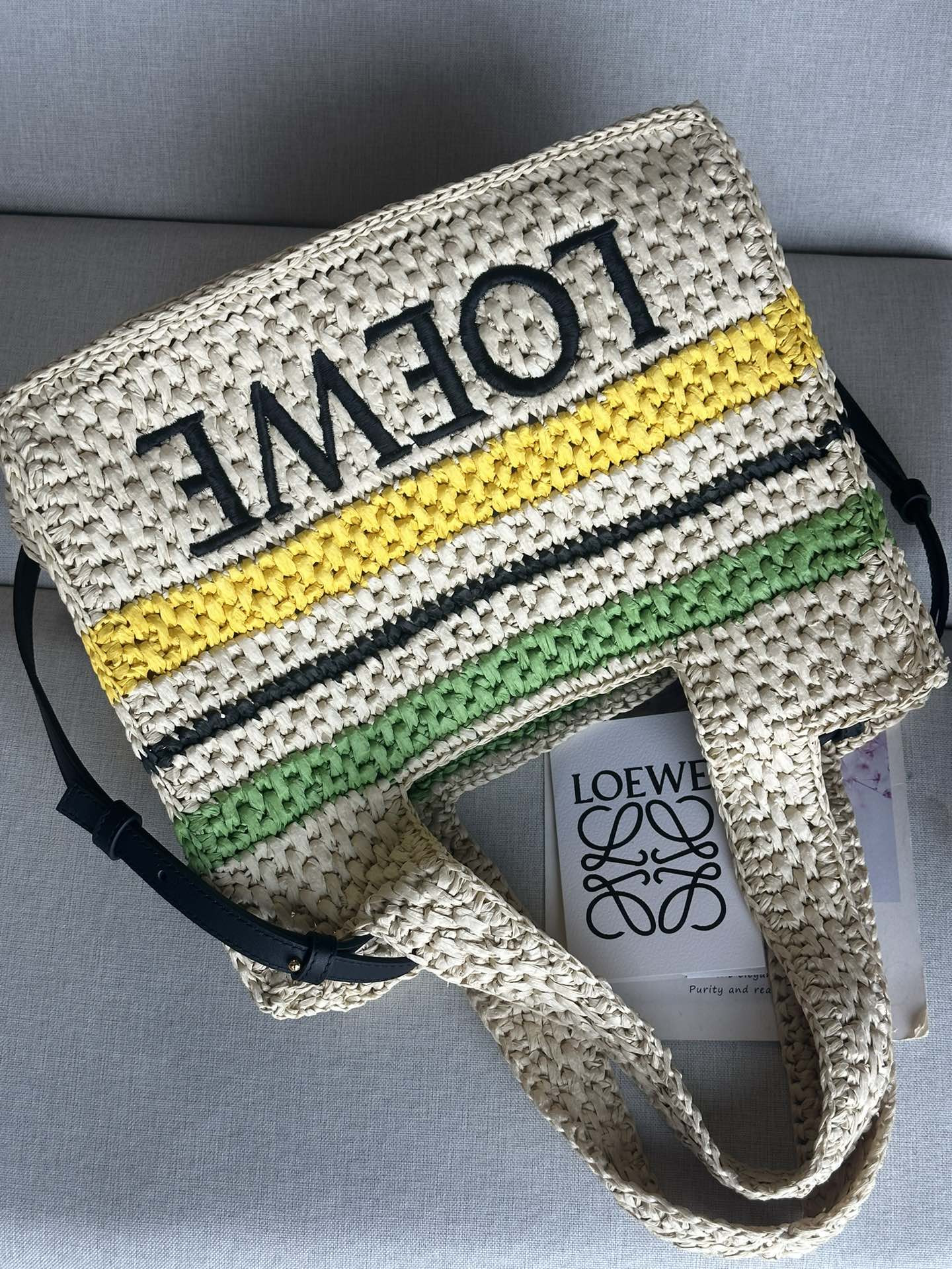 L0ew* font tote 30x25.5x15cm