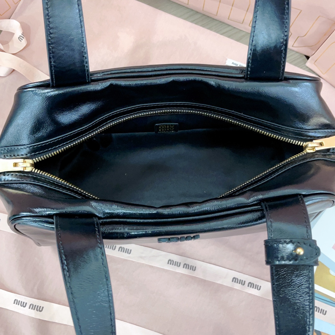 Miu Miu Leather top-handle bag 15x28x13cm