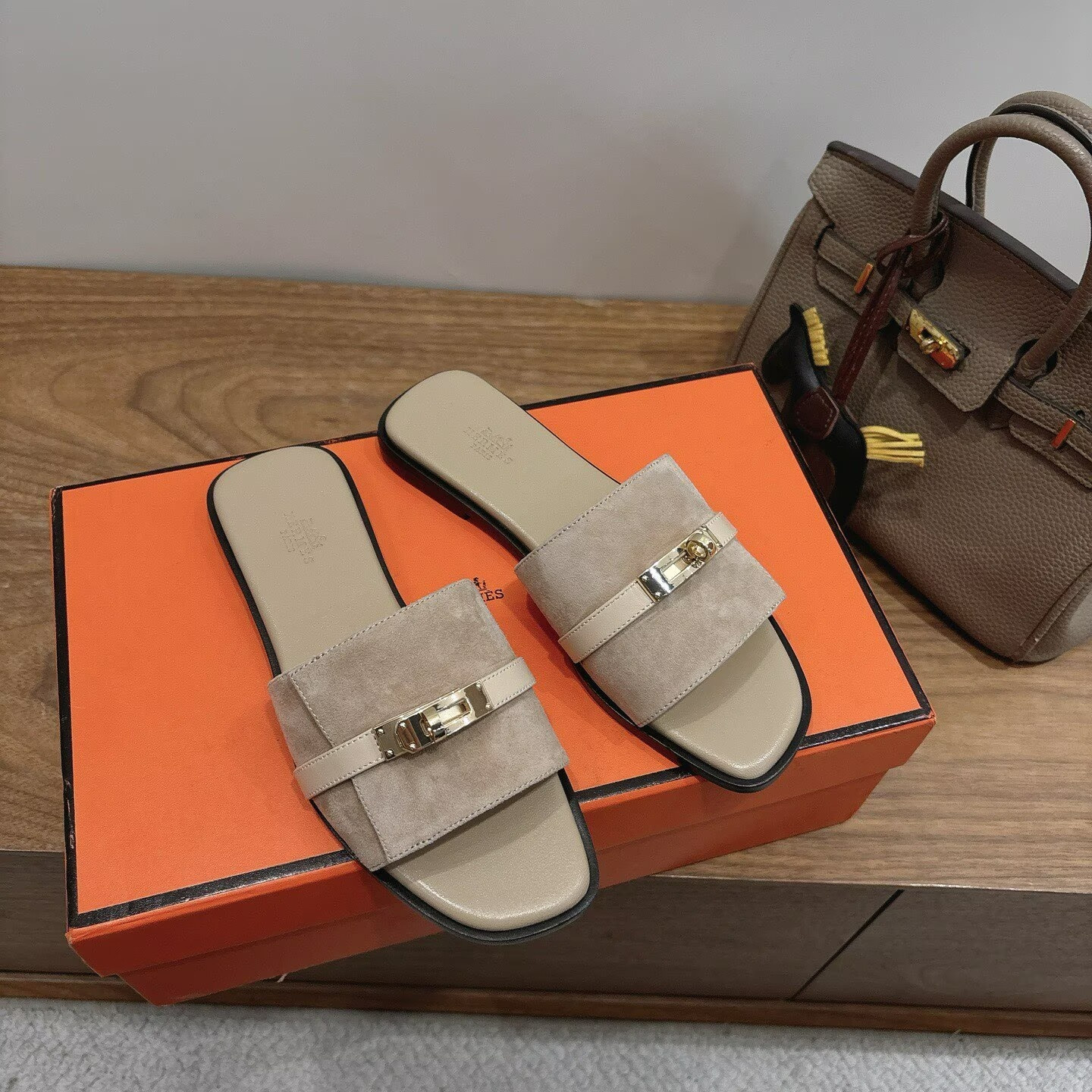 ua H**me5 giulia sandal