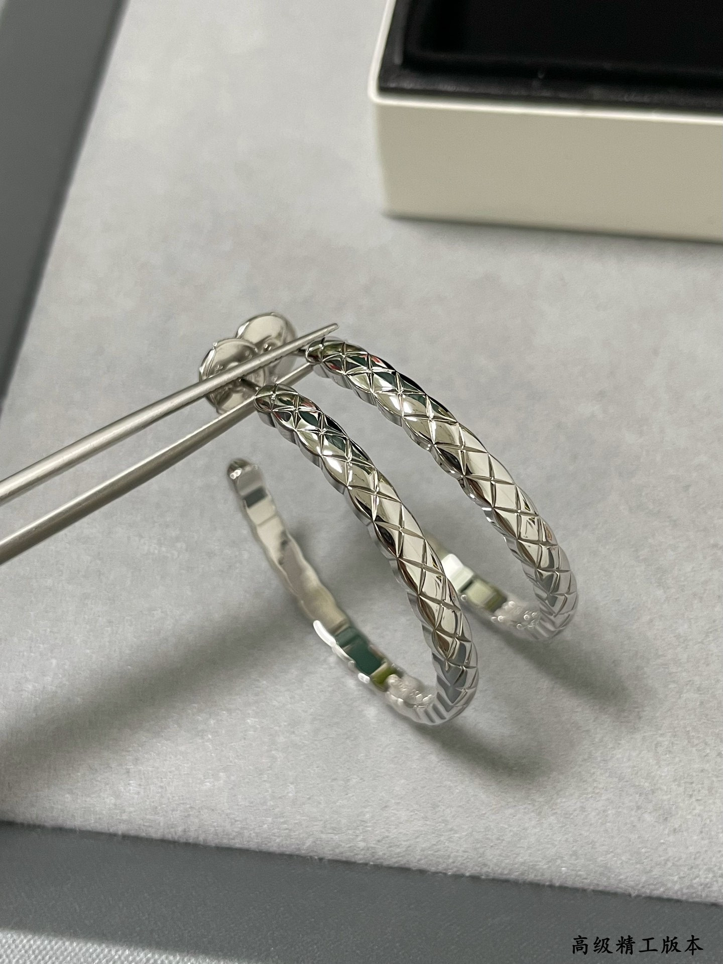ch**el large D1am0nd-shaped polished surfa*e earrings