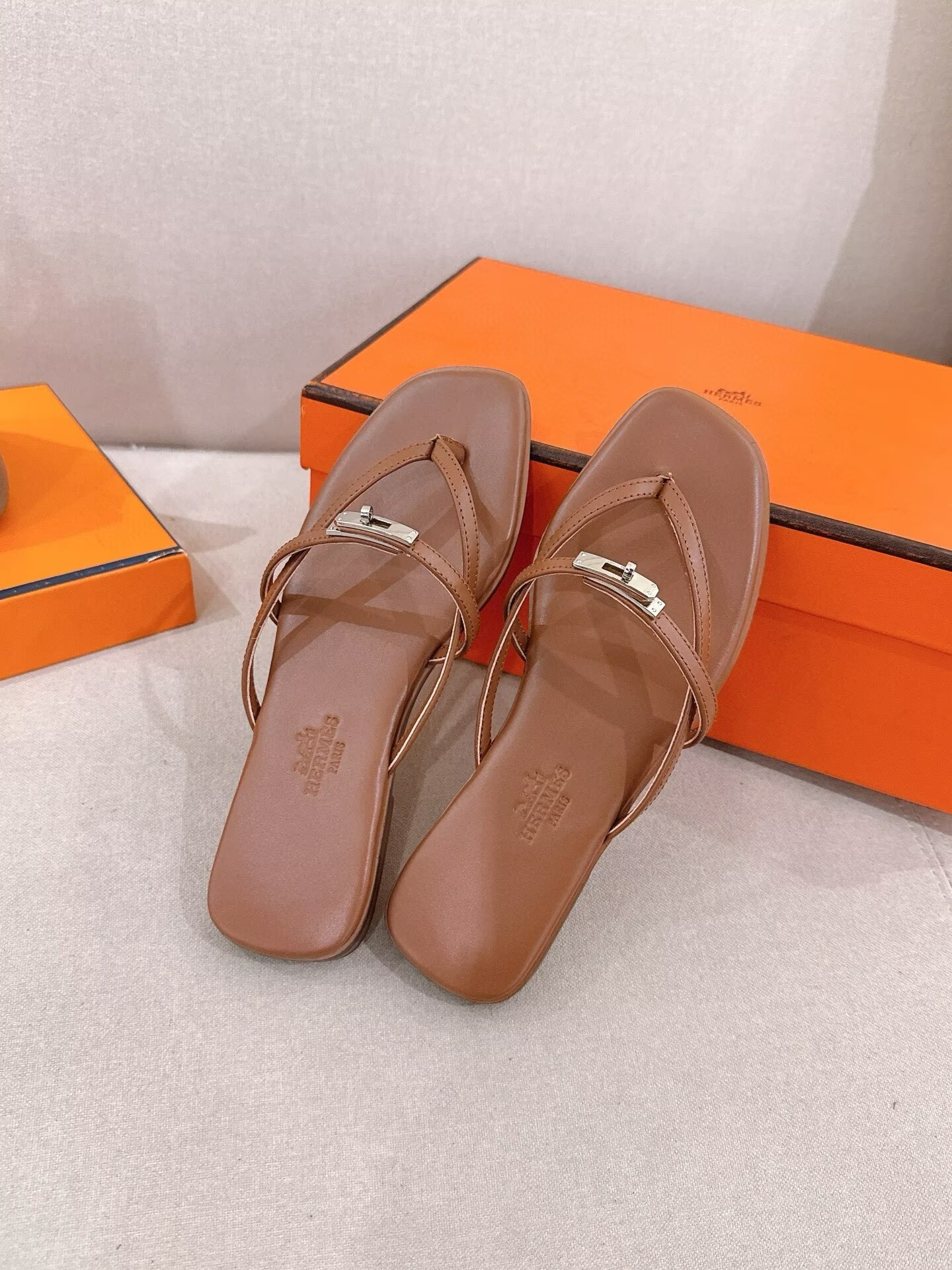 ua H**me5 miss sandals