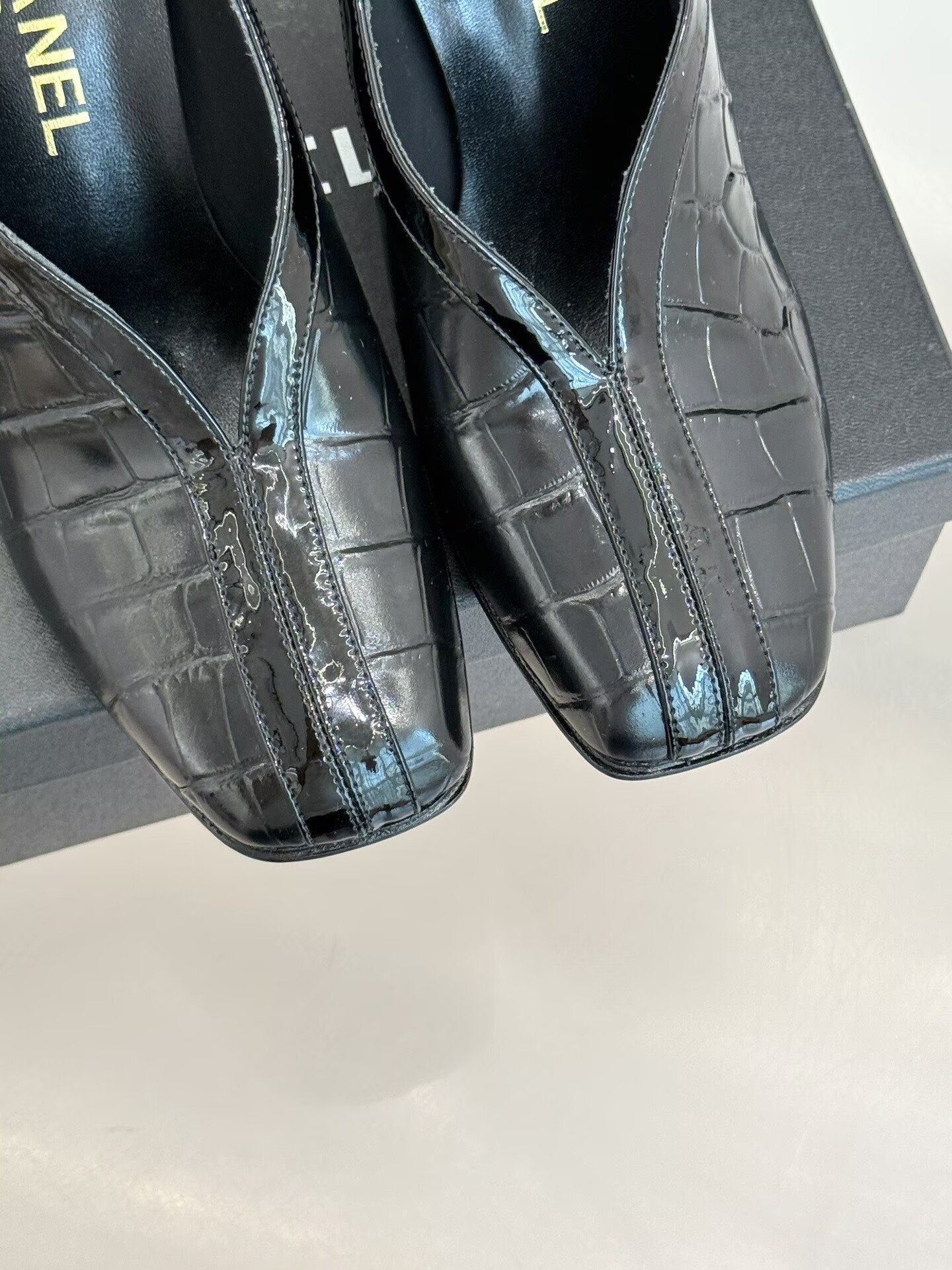 ua Ch**el pumps