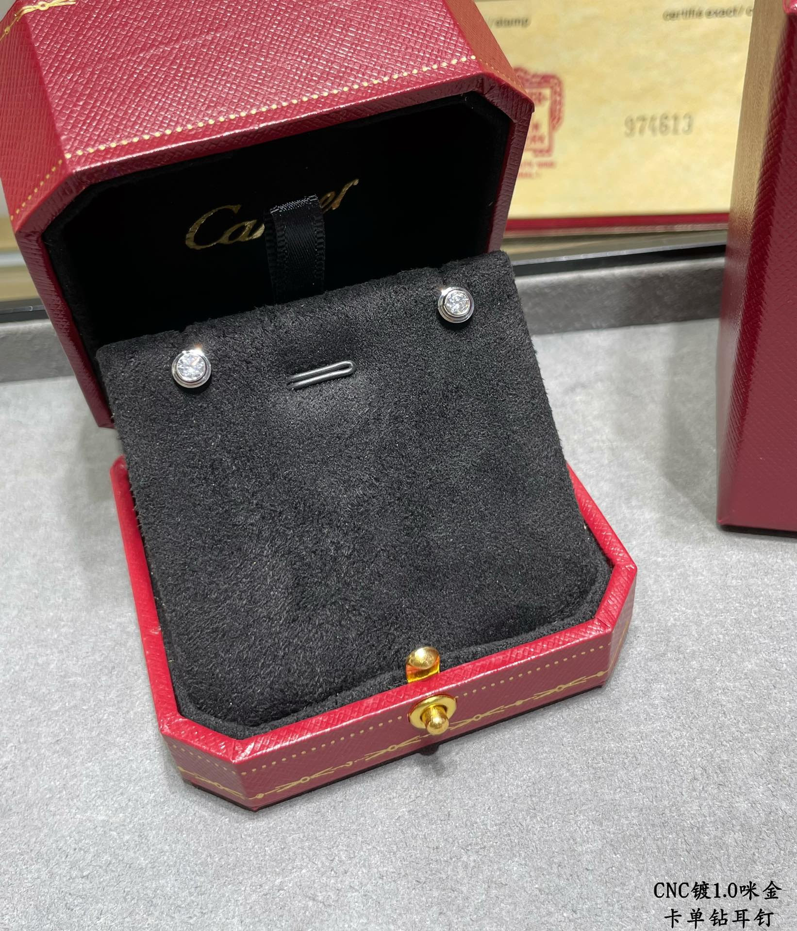 Ca*t1er Single D1am0nd stud Earrings