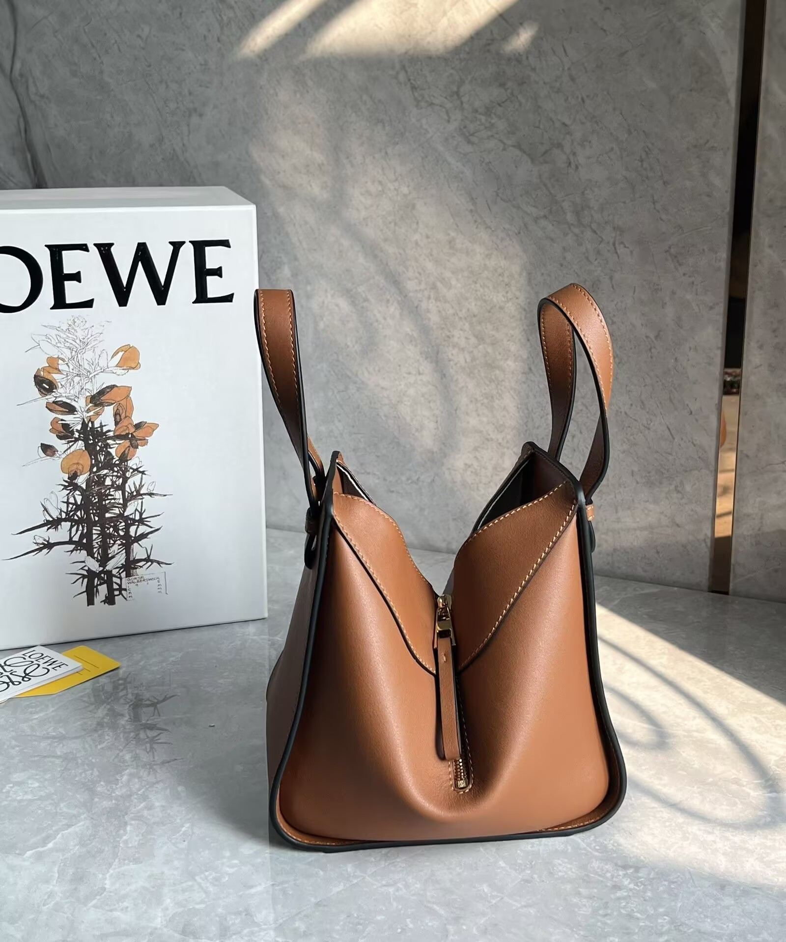 L0ew* Compact Hammock bag in classic calfskin 20.8x14.4x19.5cm