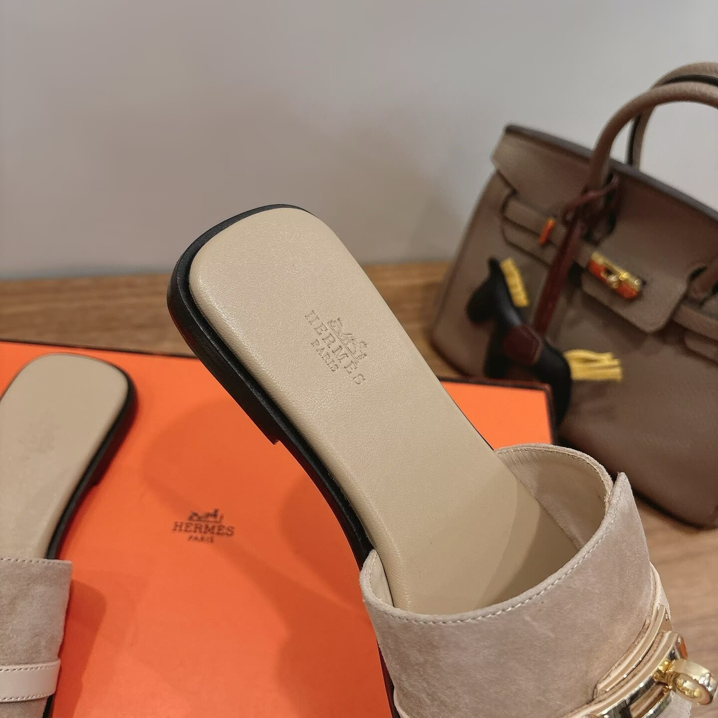 ua H**me5 giulia sandal