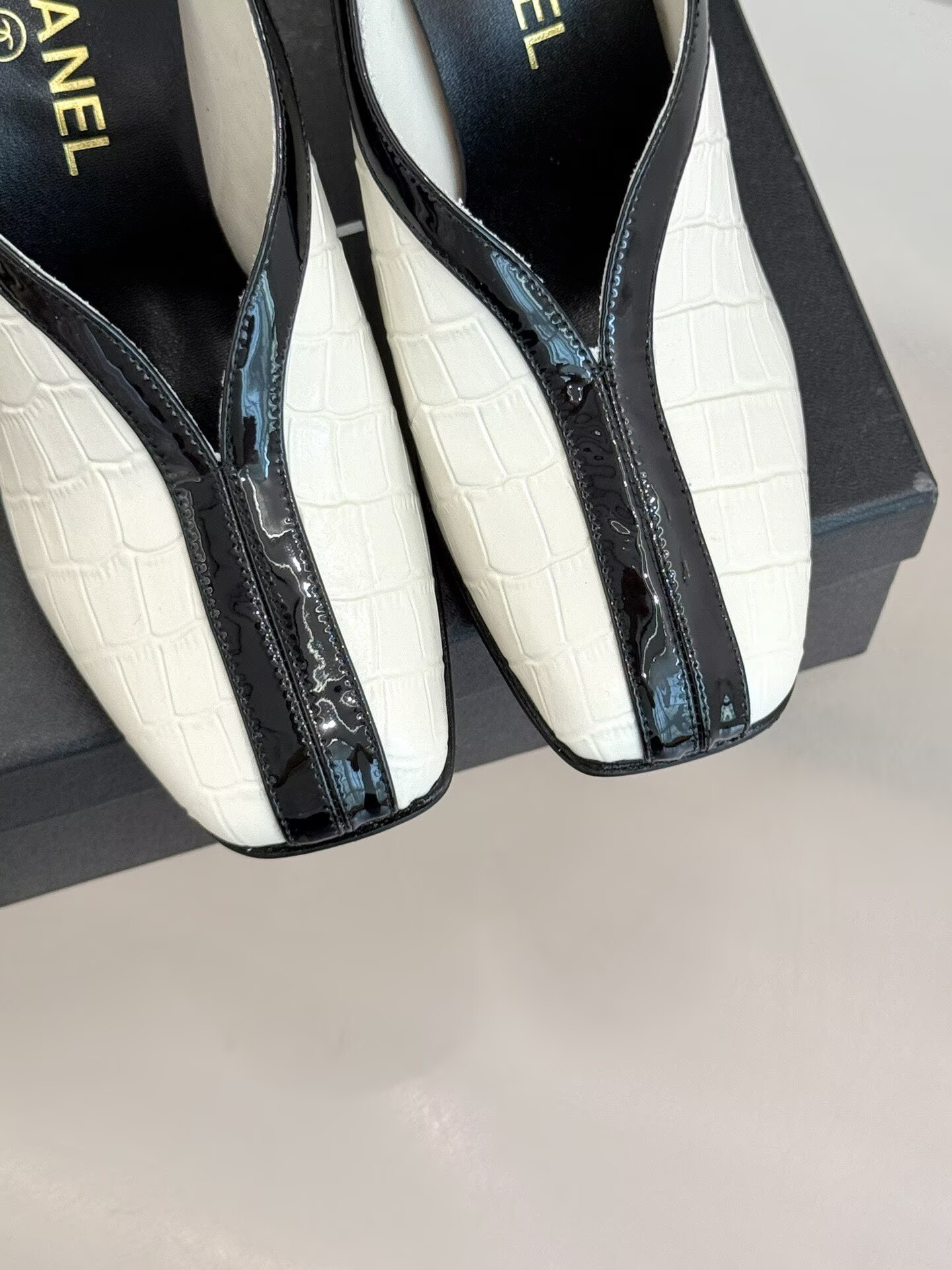 ua Ch**el pumps