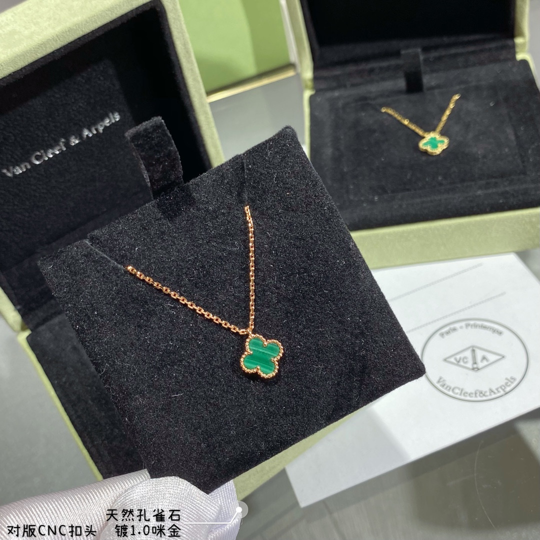 V*n Cl**f & Arpels Mini Four-Leaf Clover Necklace Diameter approx 1.0cm, Chain length approx 40+5cm