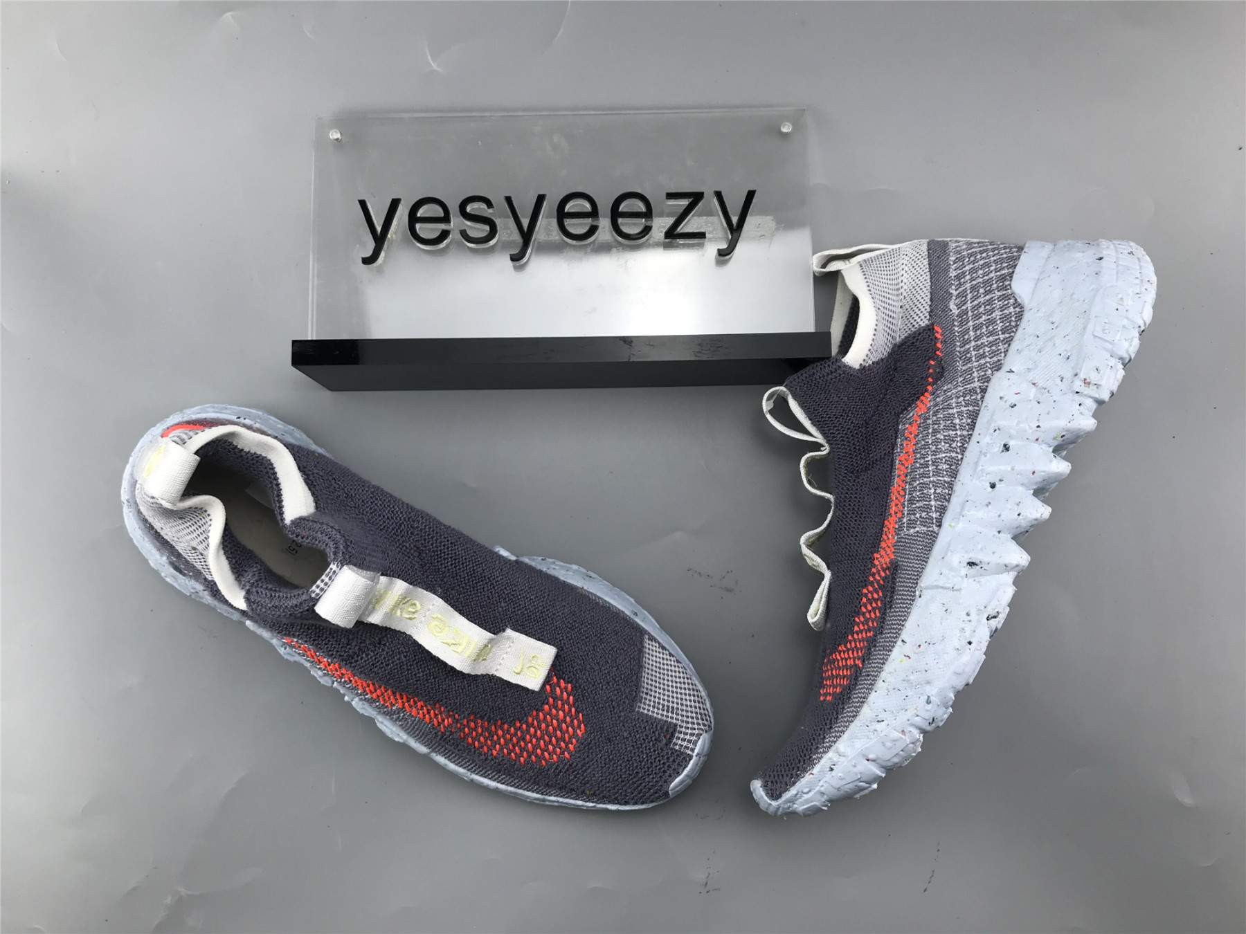 UA NIKE SPACE HIPPIE 02