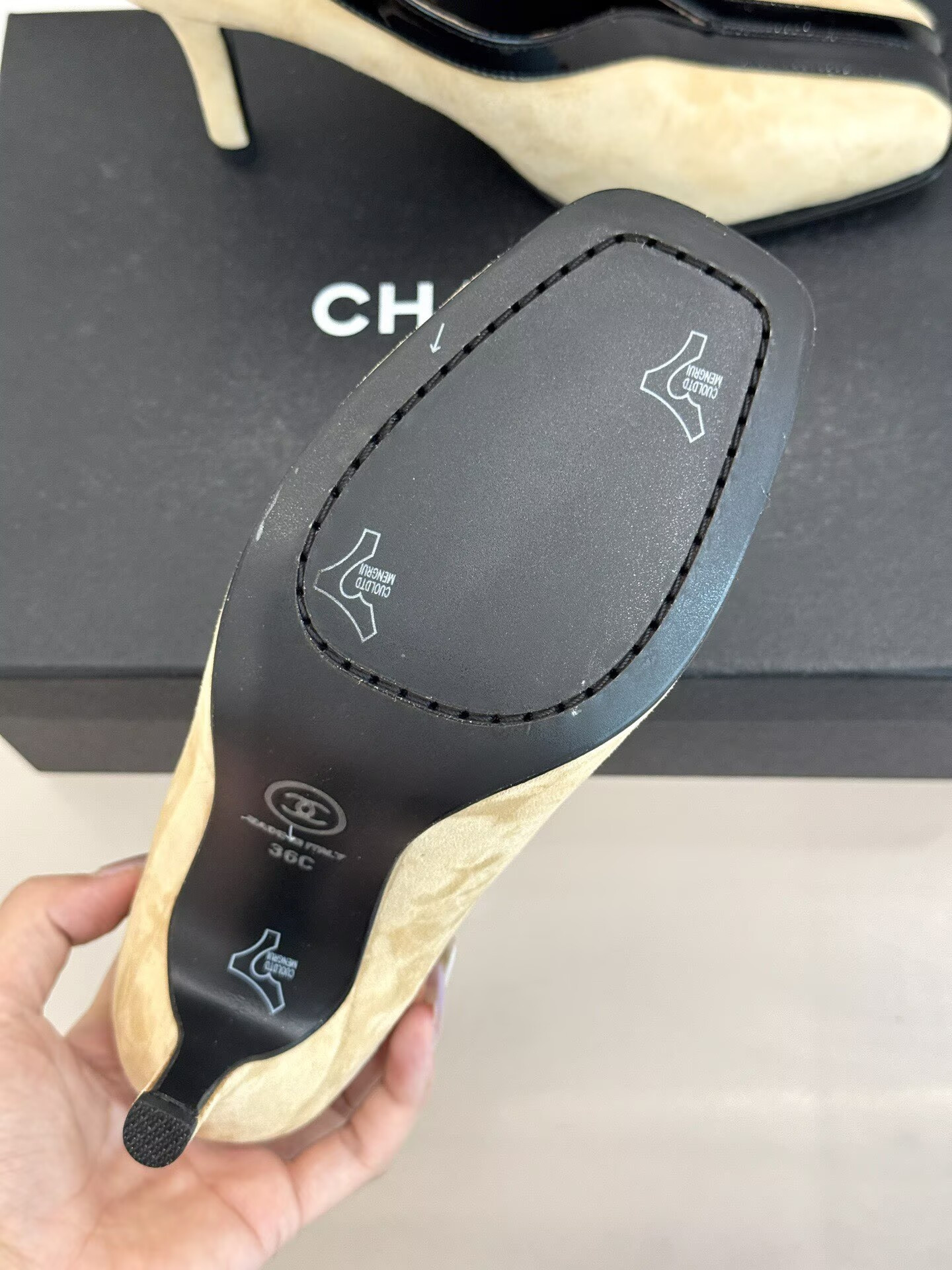 ua Ch**el pumps