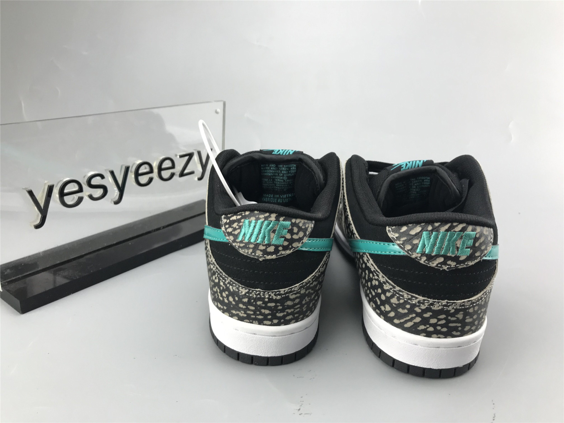 UA NIKE DUNK LOW PRO SB