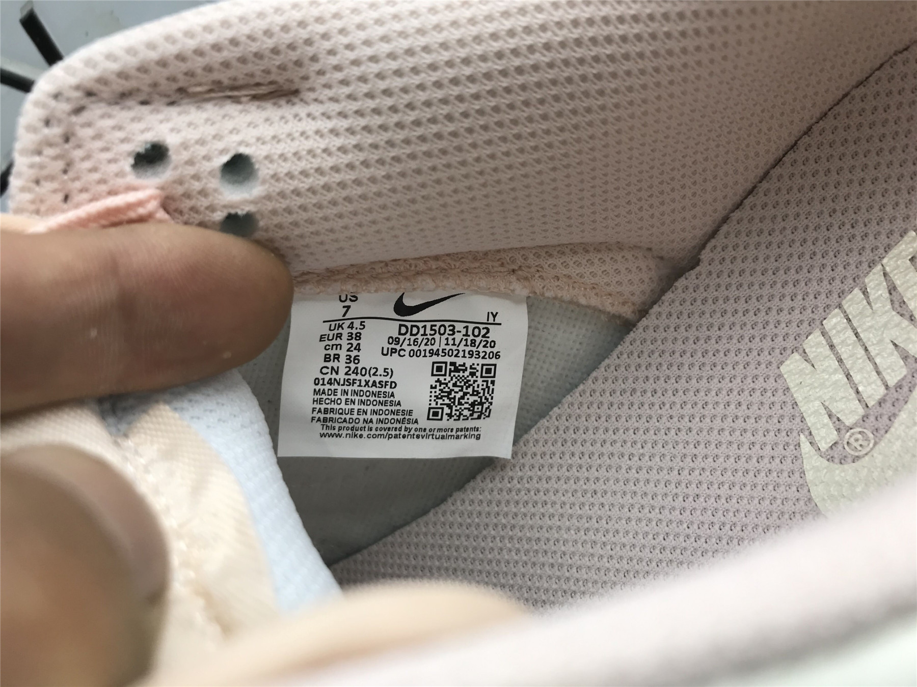 UA NIKE WMNS DUNK LOW