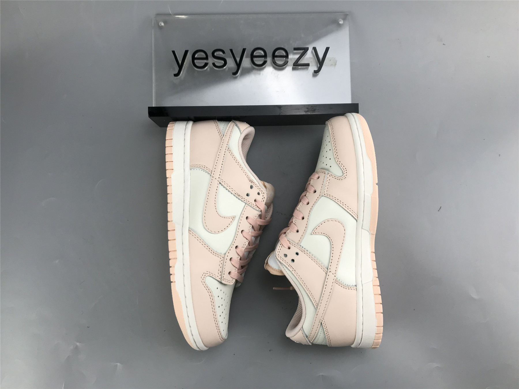 UA NIKE WMNS DUNK LOW