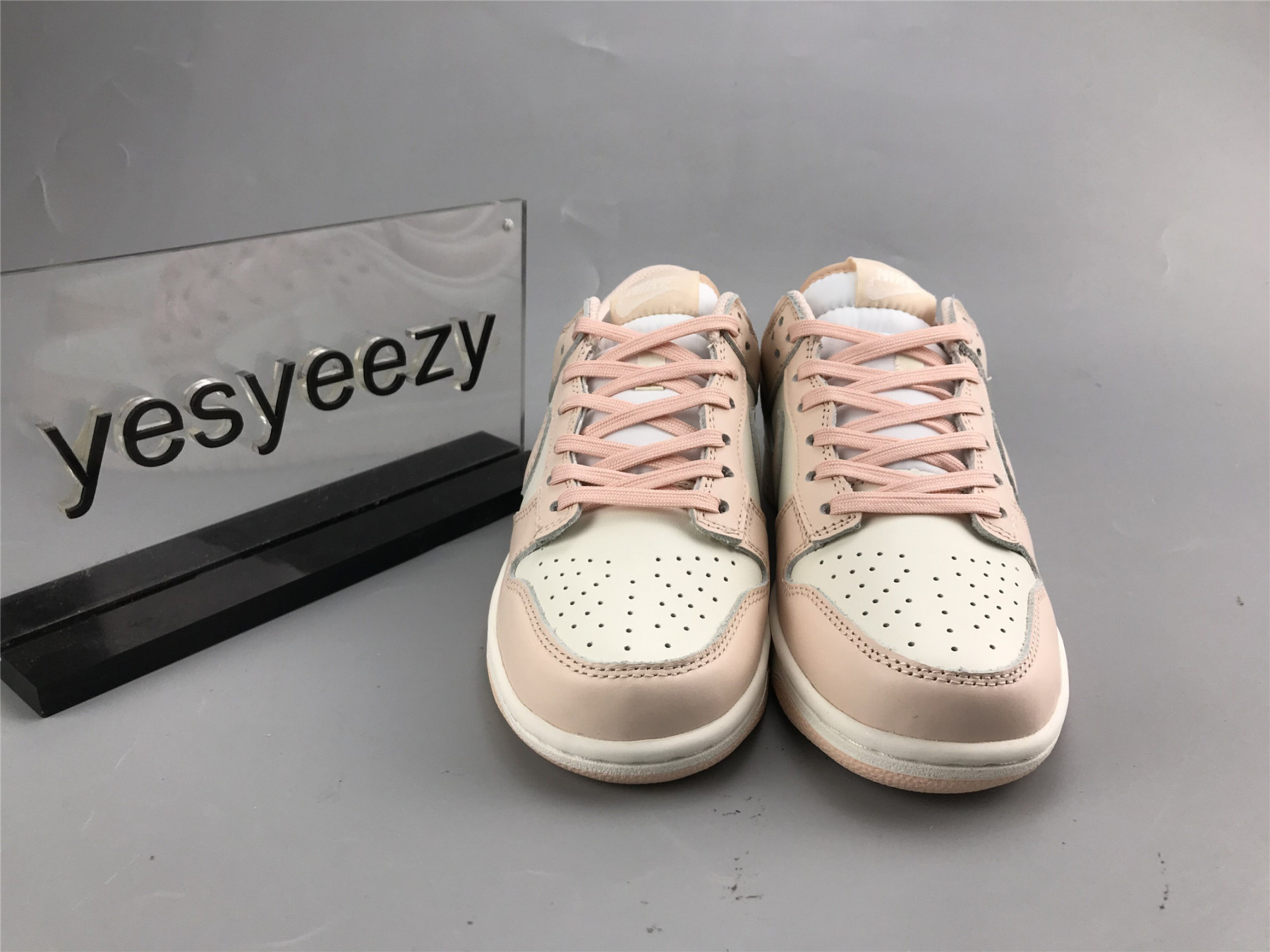 UA NIKE WMNS DUNK LOW