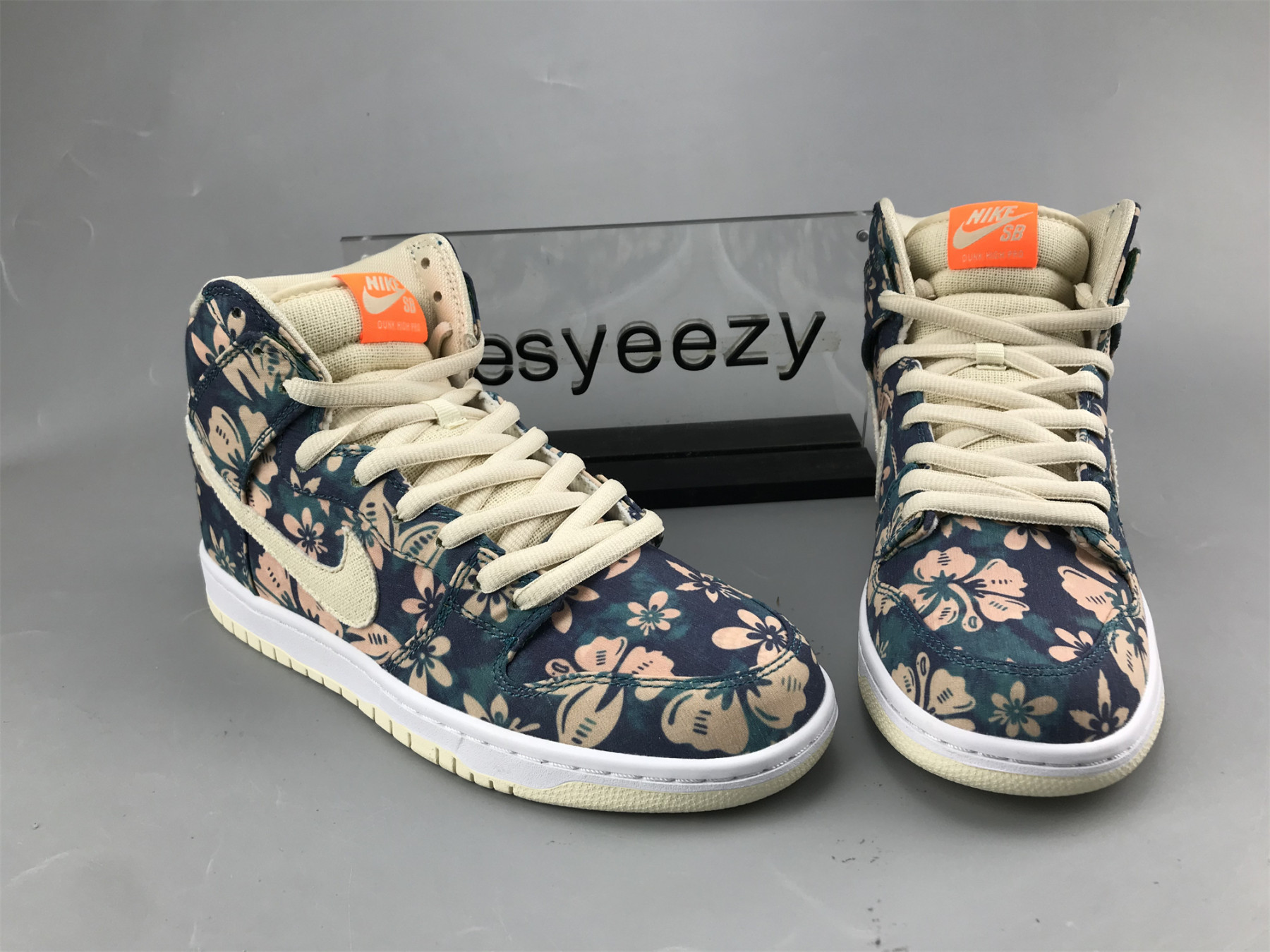 UA NIKE DUNK HIGH SB
