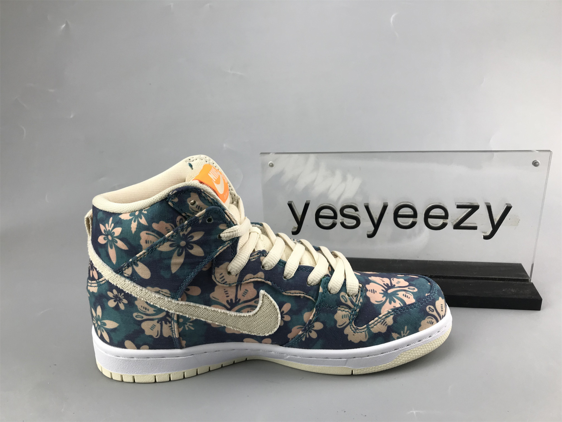UA NIKE DUNK HIGH SB
