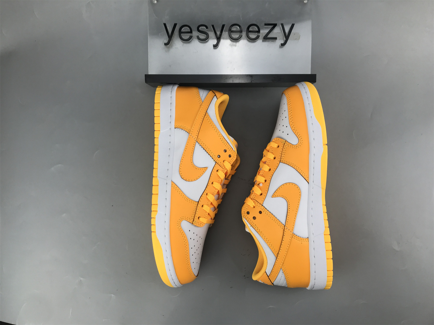 UA NIKE WMNS DUNK LOW