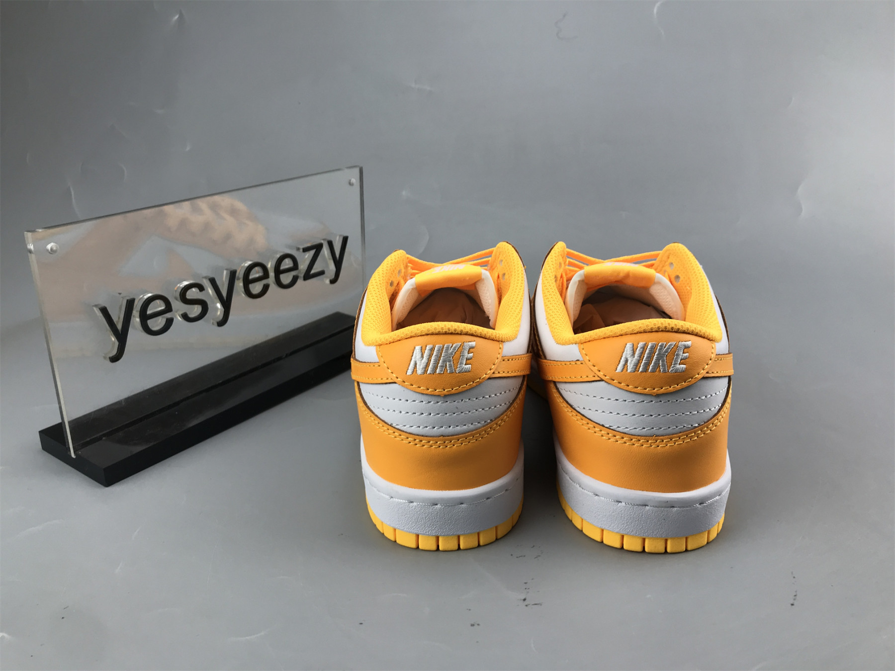 UA NIKE WMNS DUNK LOW