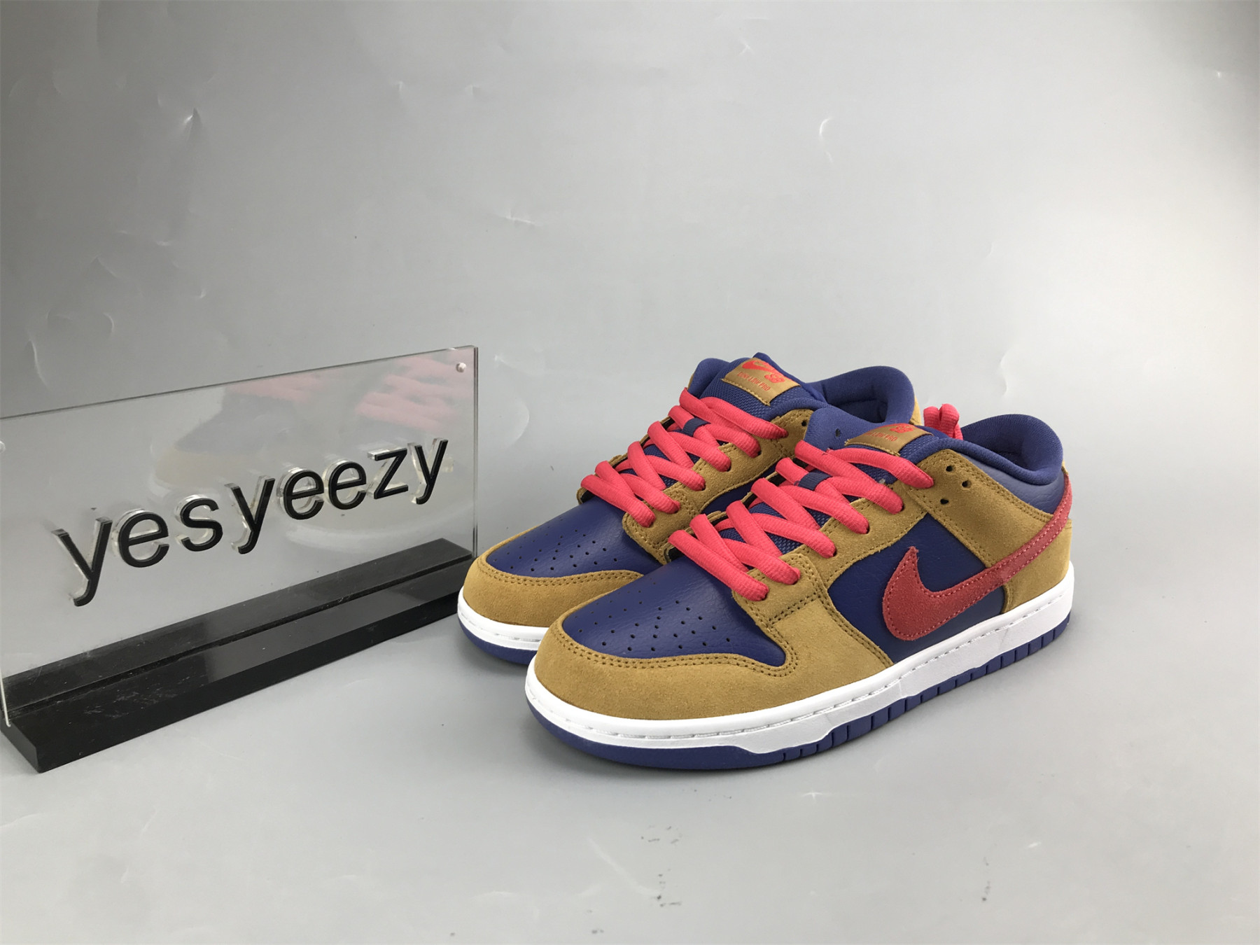 UA NIKE DUNK LOW SB