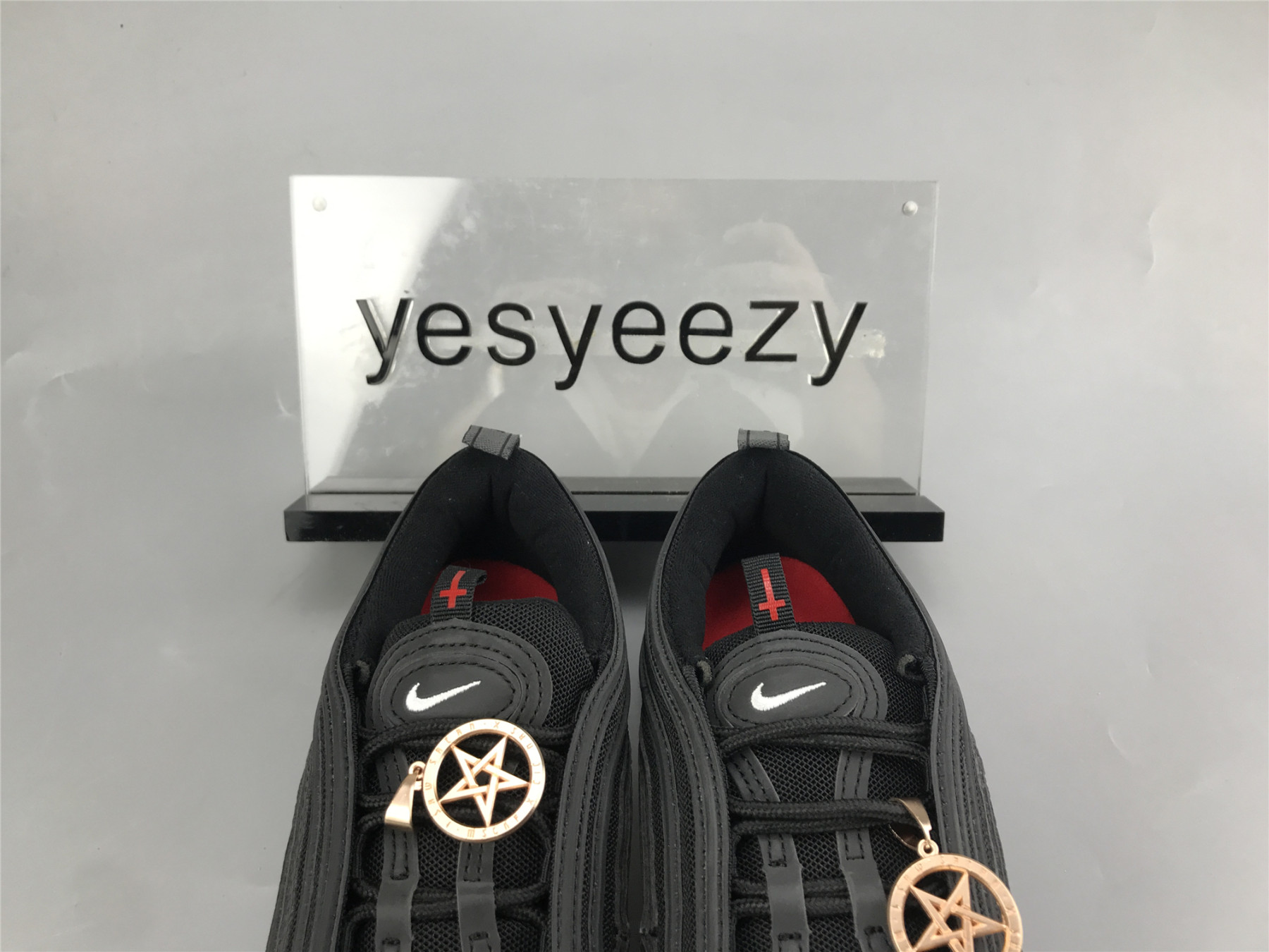 UA NIKE AIR MAX 97