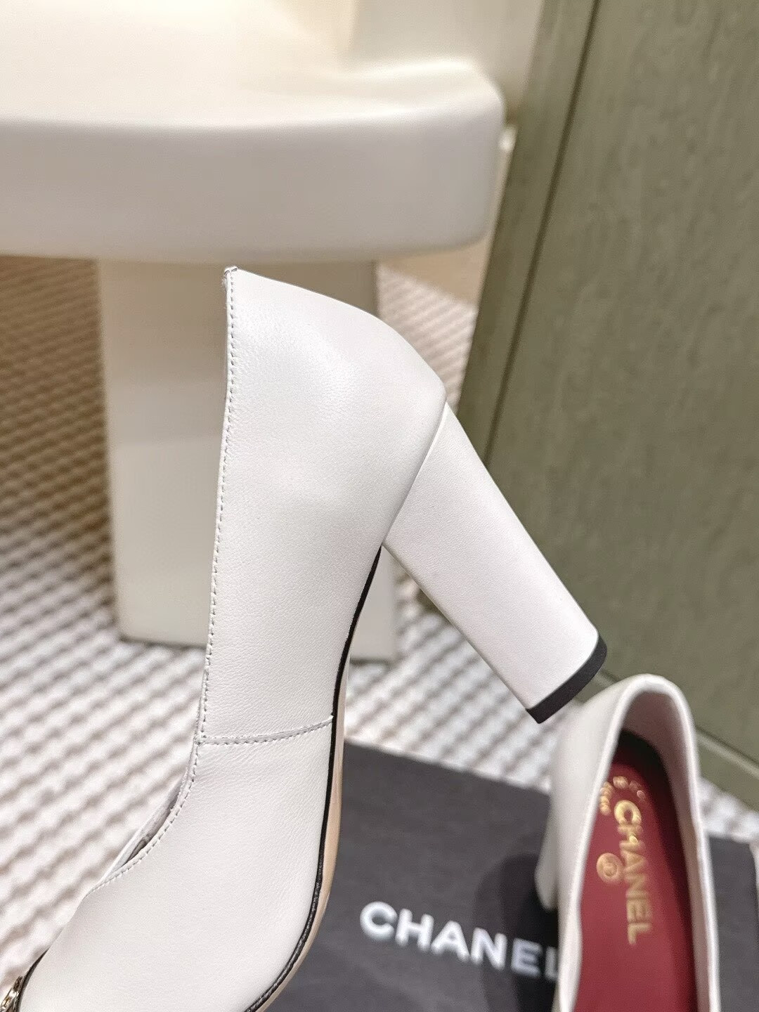 ua Ch**el pumps