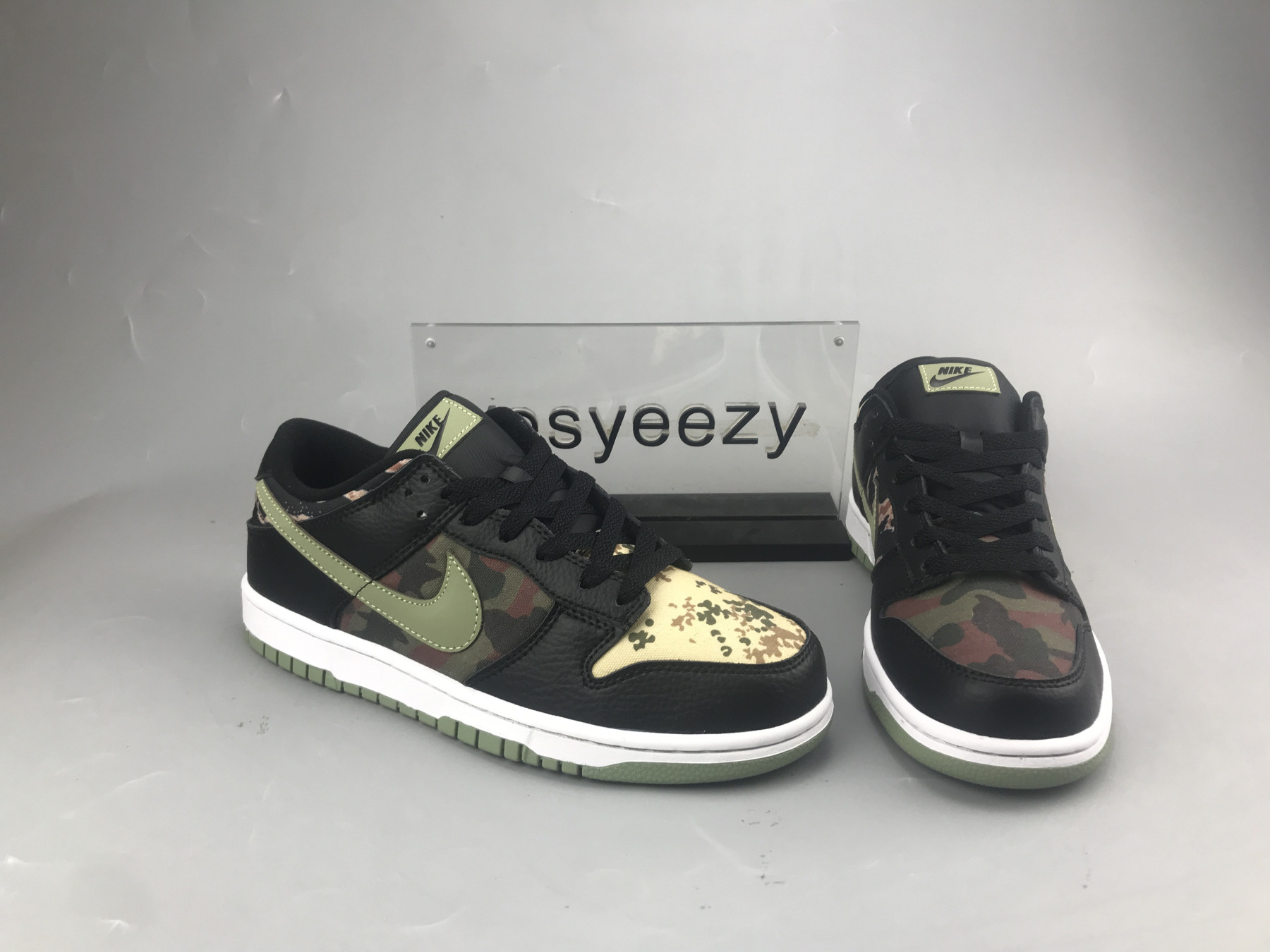 UA NIKE DUNK LOW SE