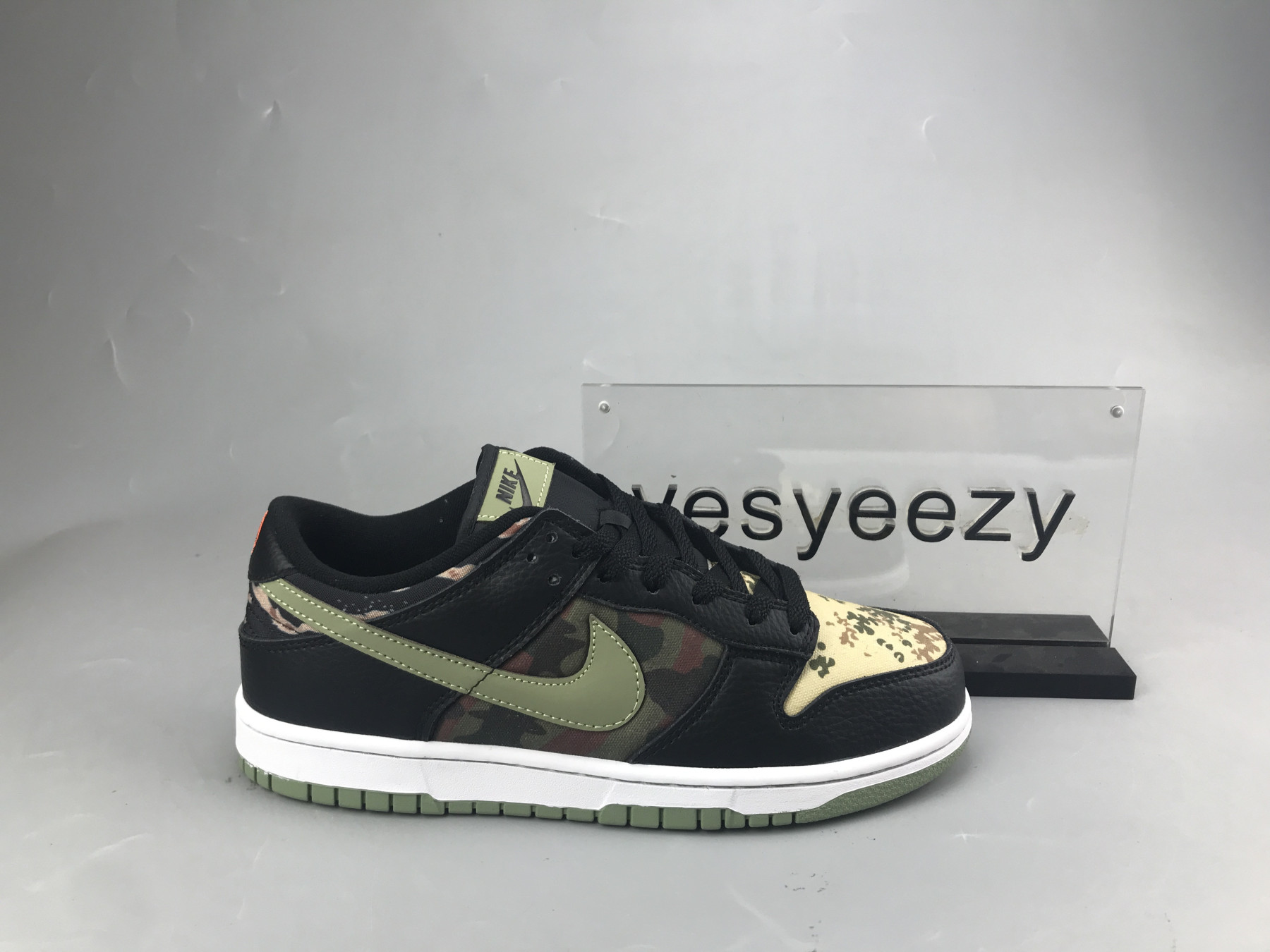 UA NIKE DUNK LOW SE