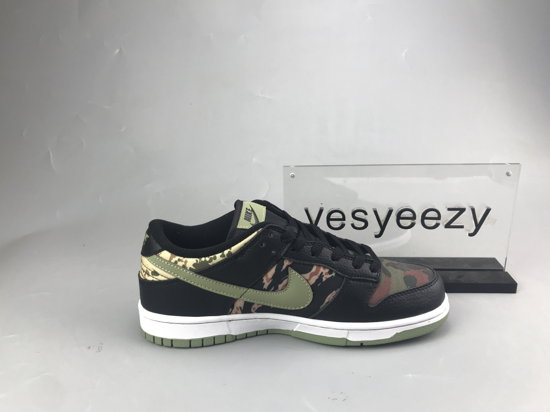 UA NIKE DUNK LOW SE
